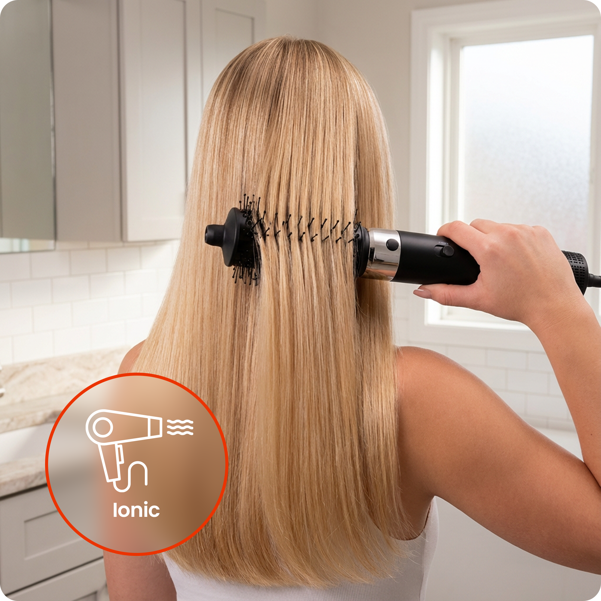 Kobieta stylizuje blond włosy czarną obrotową szczotką w łazience.