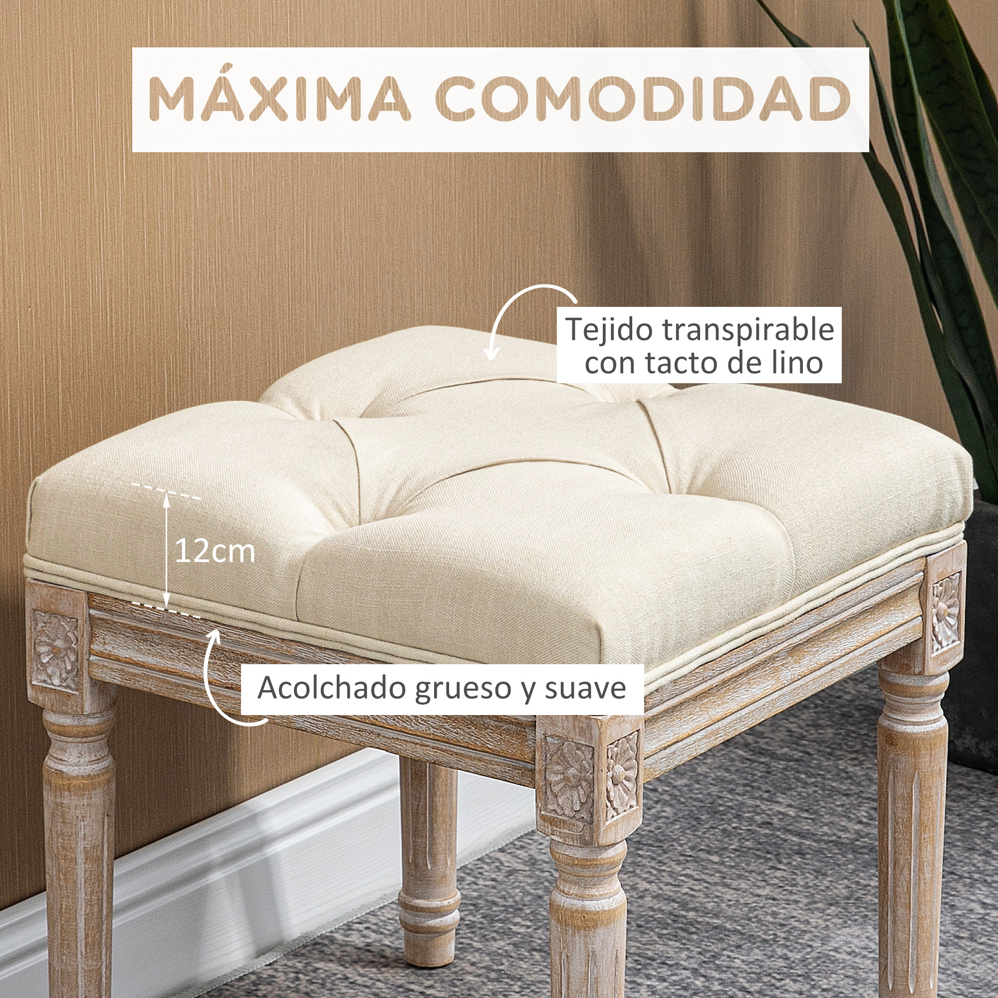 Un otomán beige con asiento capitoné y patas de madera ornamentadas.
