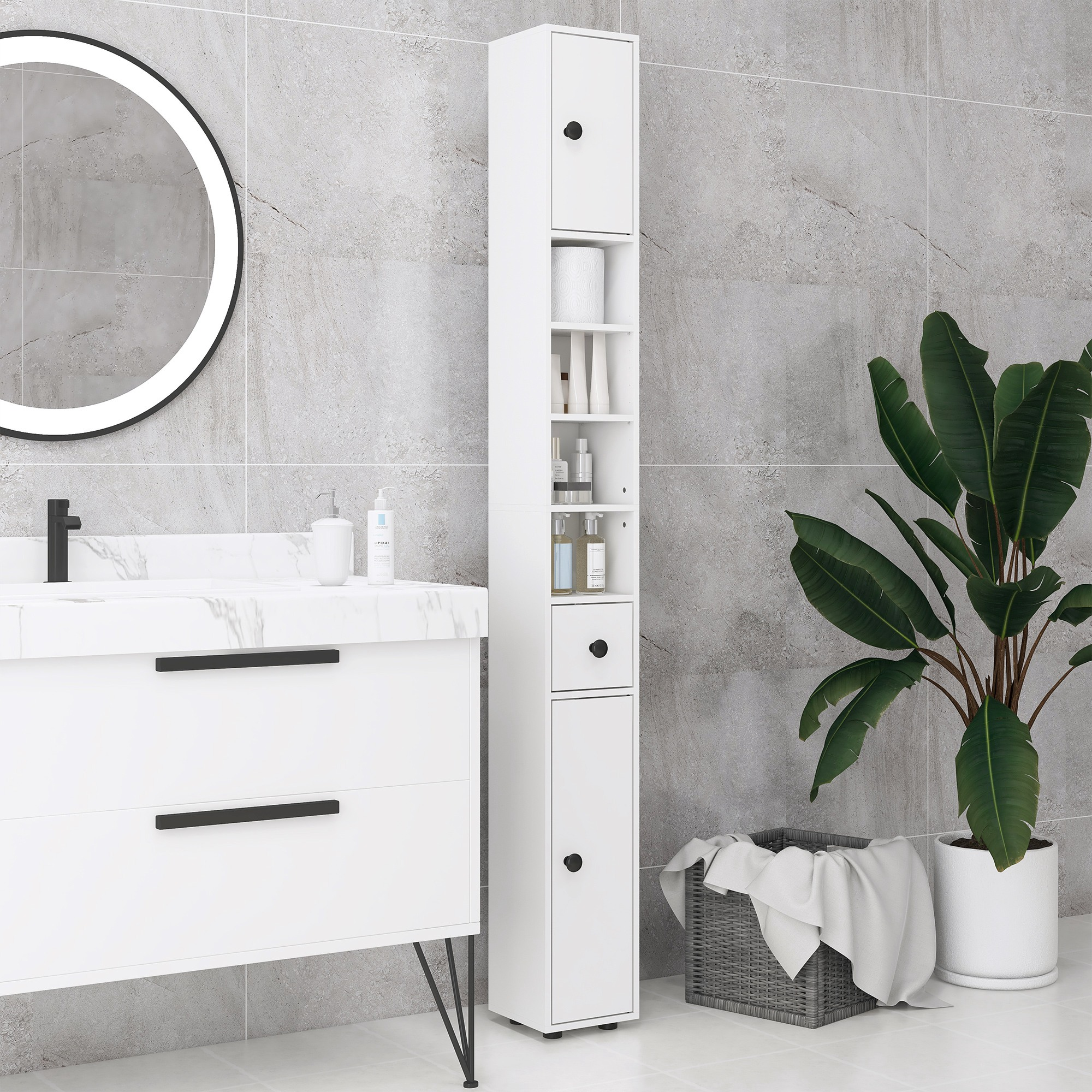 Un mueble de baño blanco, alto y estrecho, está junto a un lavabo.