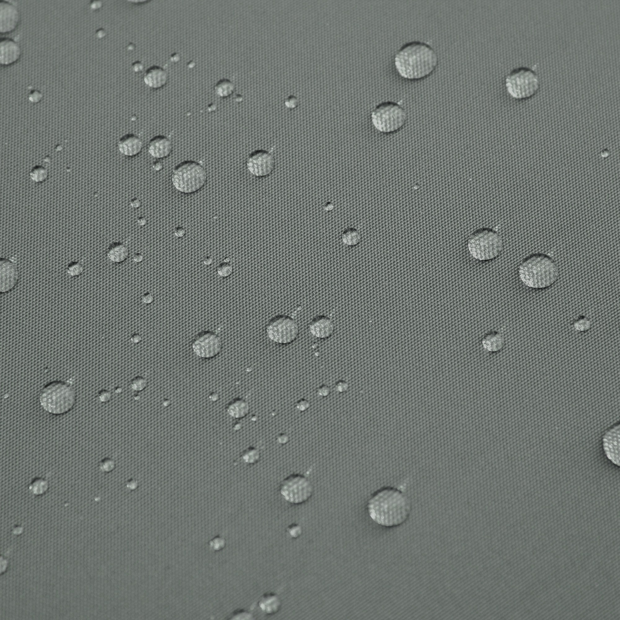 Gocce d'acqua su tessuto grigio testurizzato.