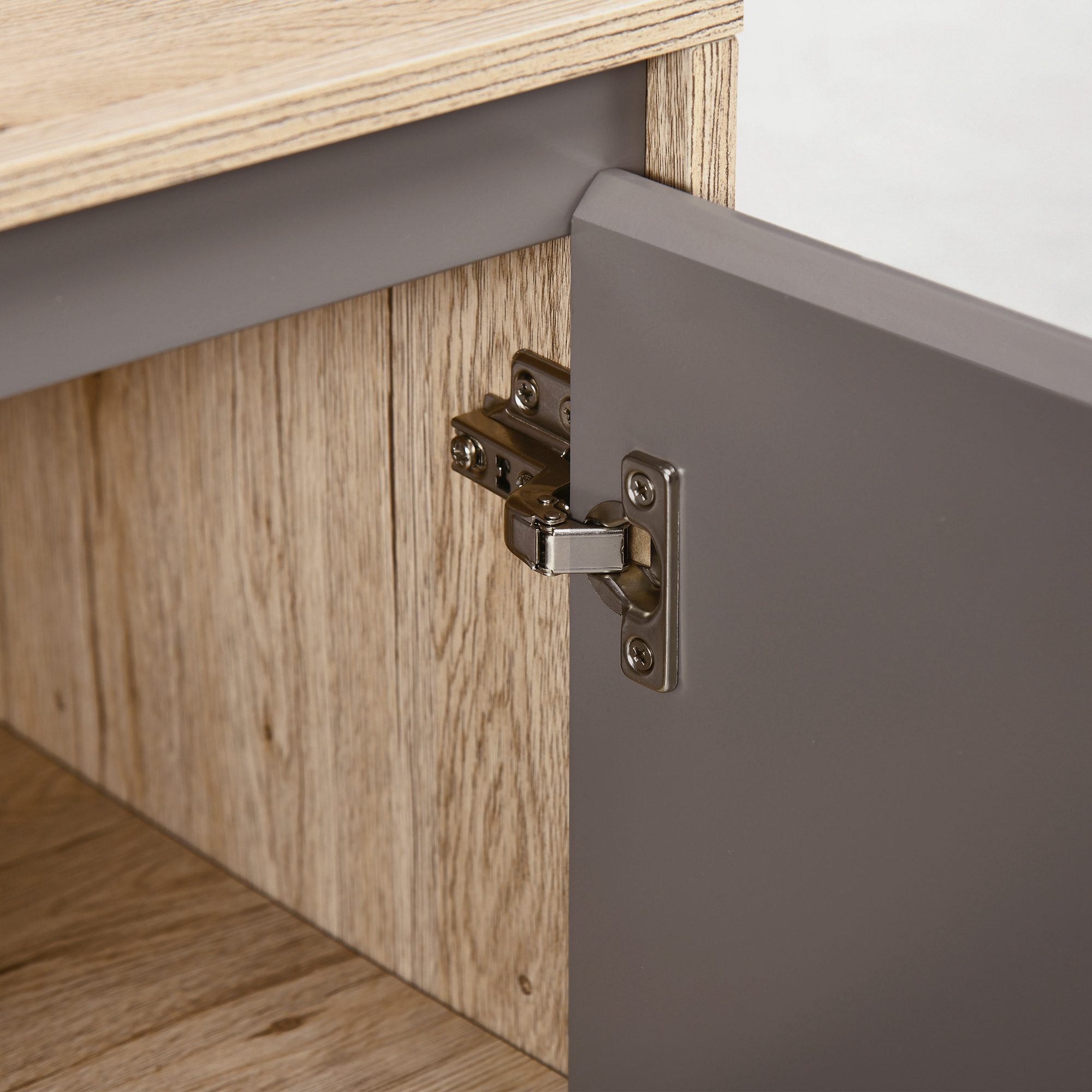 Un armario gris abierto con detalles de madera y bisagras.