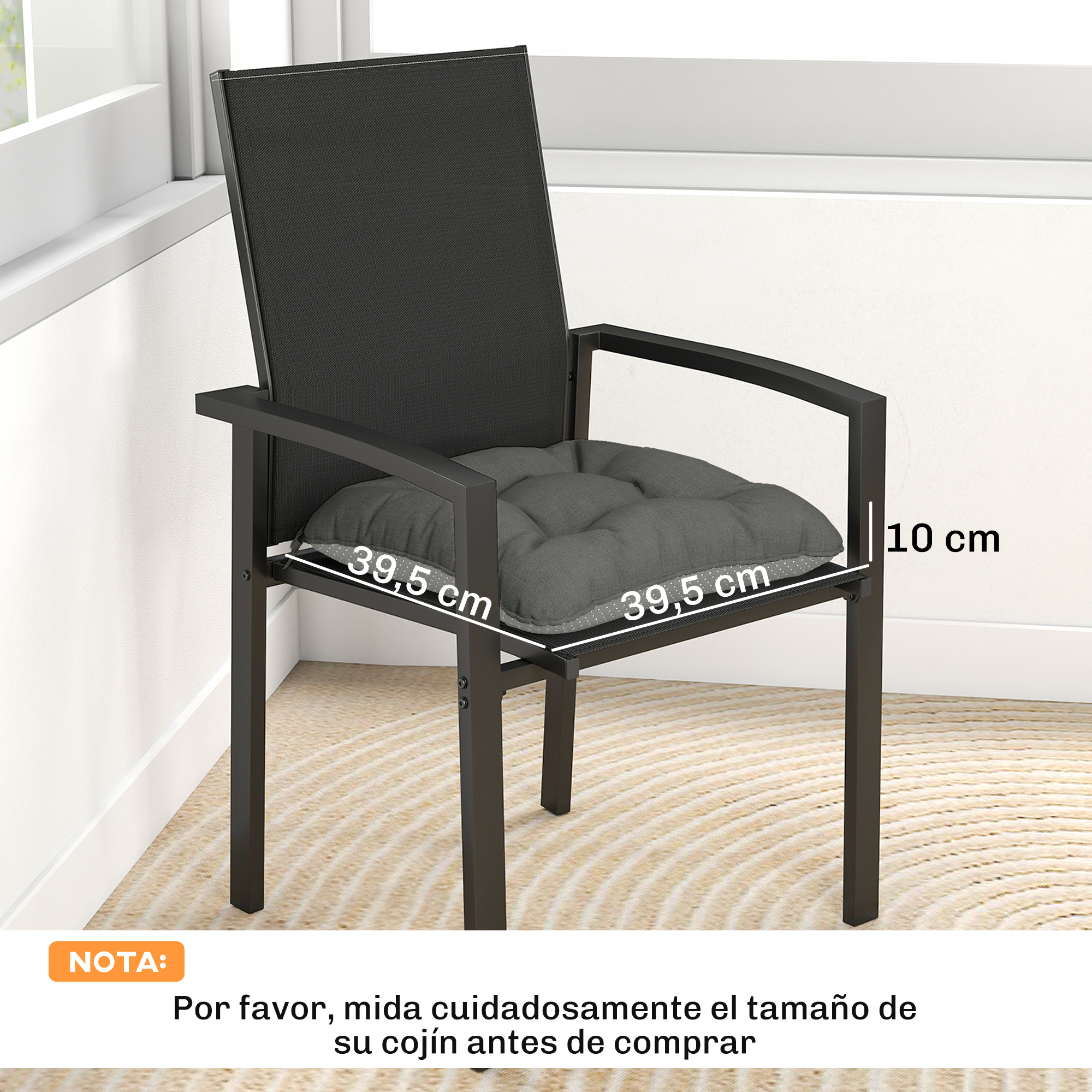 Una silla negra con cojín gris. Dimensiones 39,5x39,5x10cm.