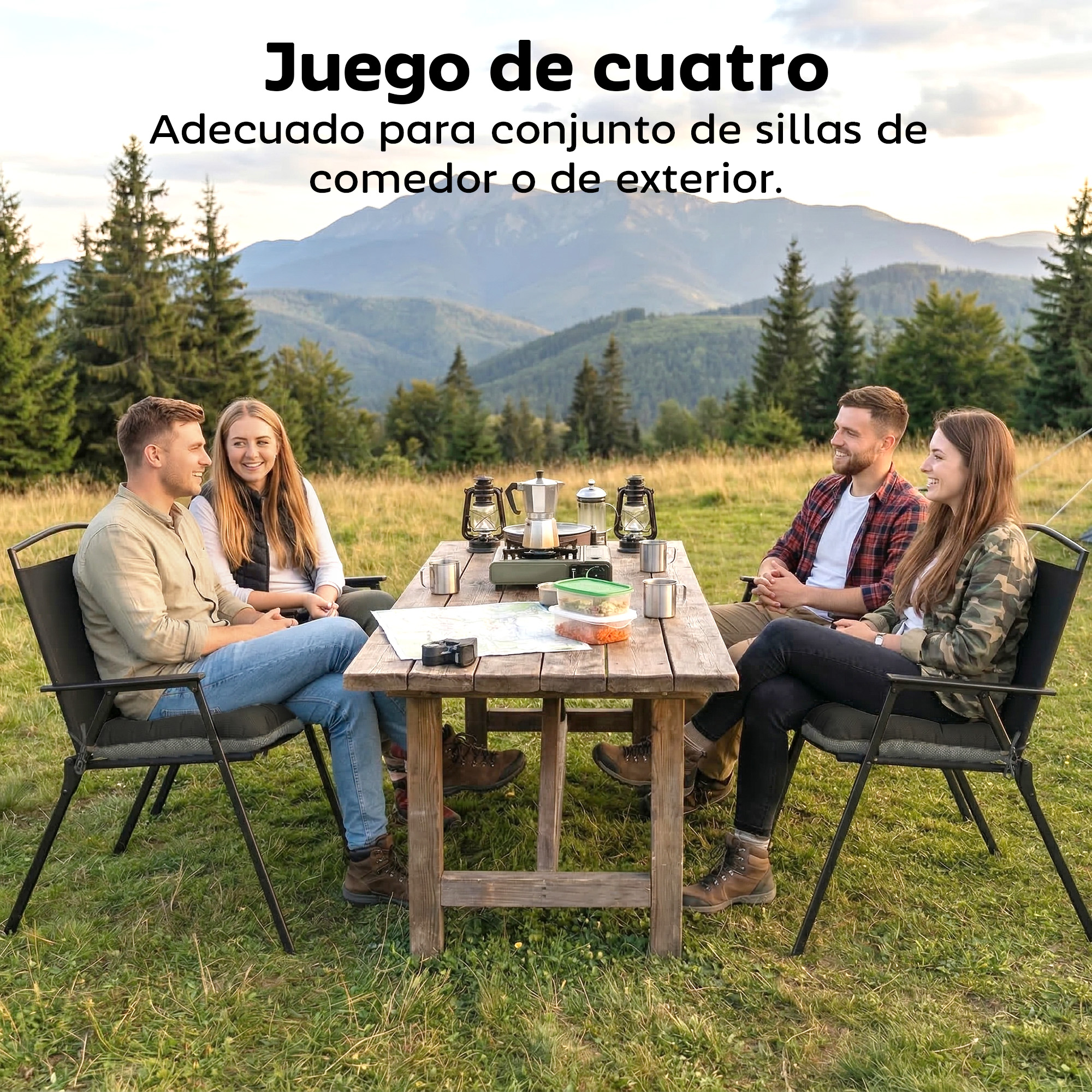 Cuatro personas sentadas a una mesa de madera al aire libre, con montañas de fondo.