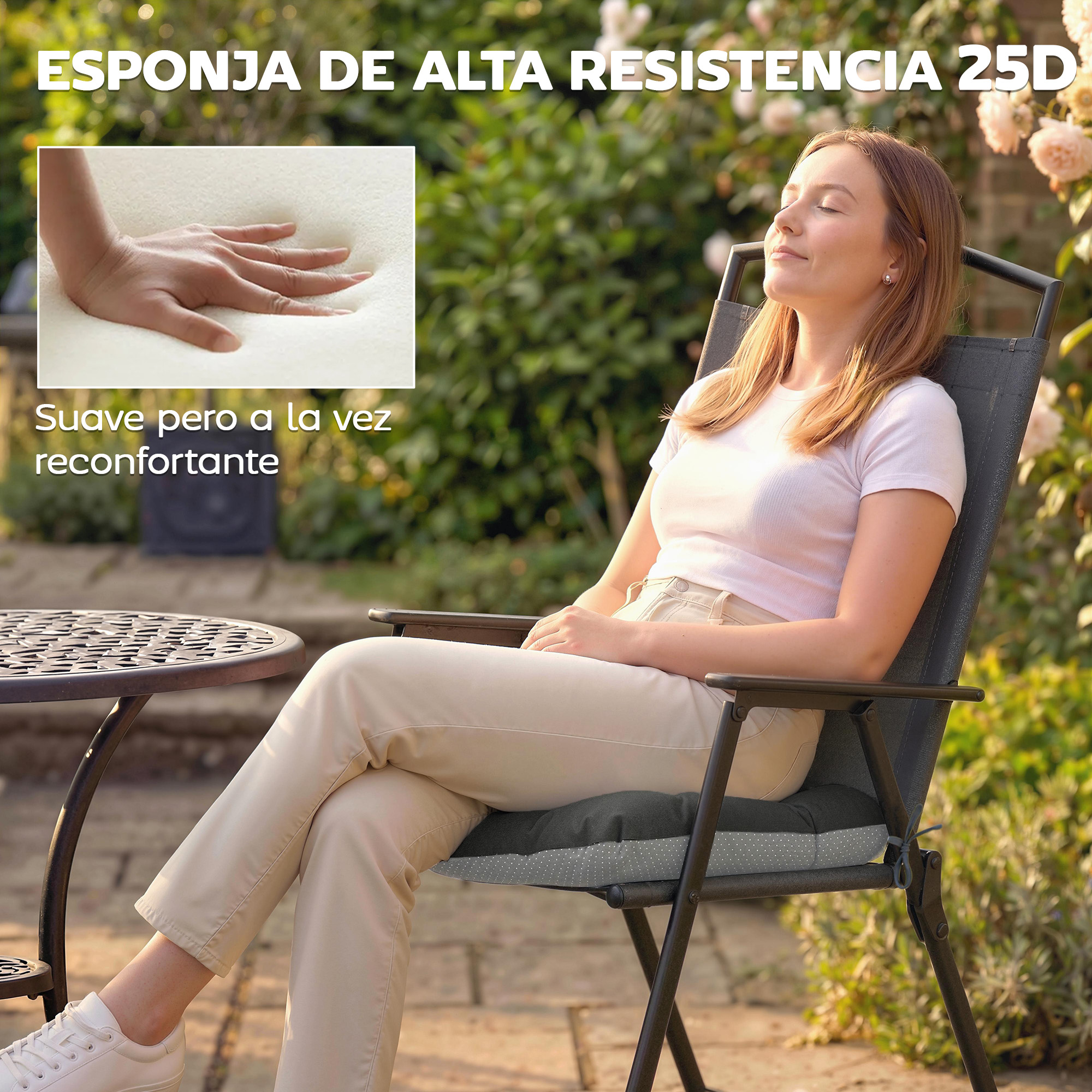 Mujer relajándose en silla de jardín, mano presionando almohadilla de espuma.