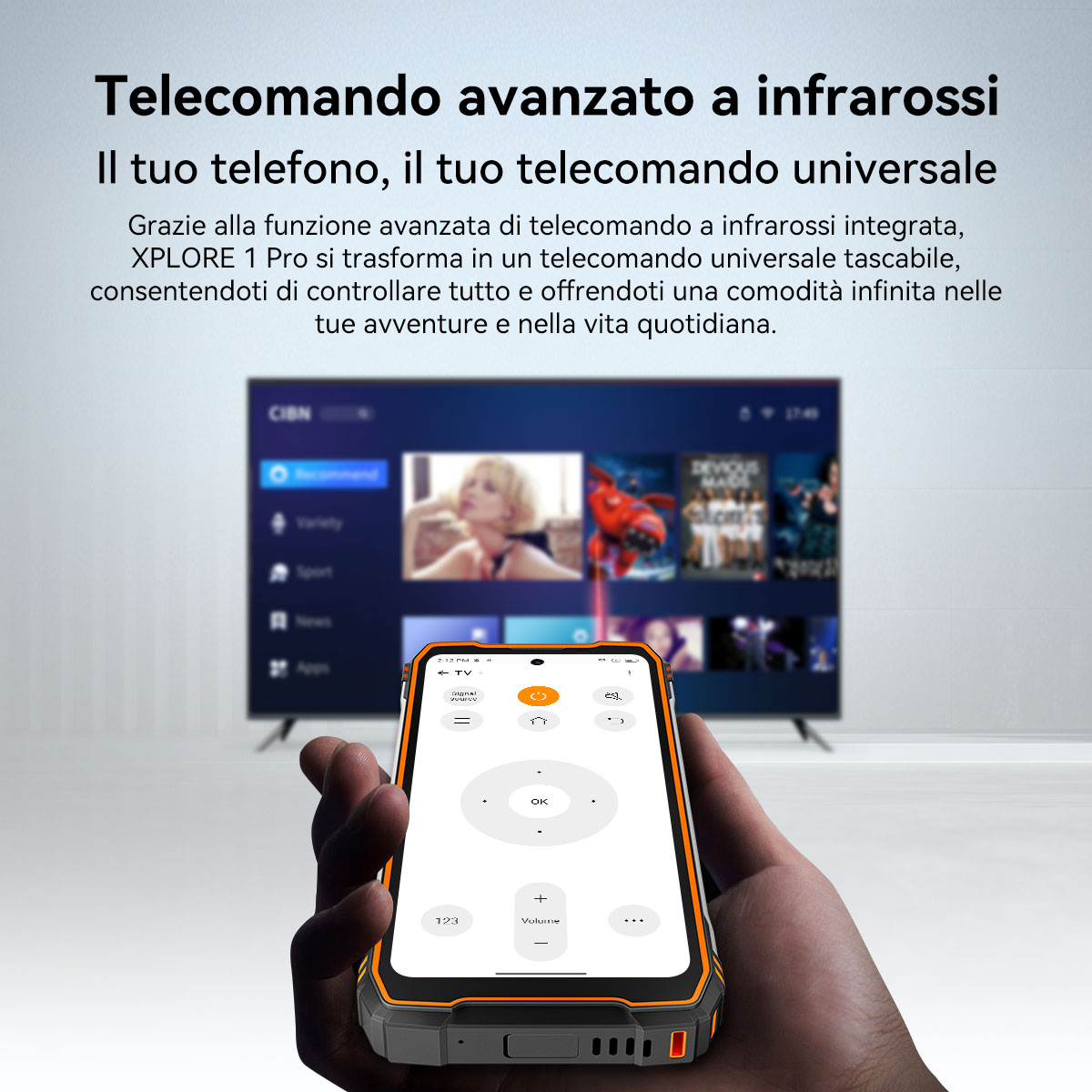 Uno smartphone con app di telecomando è tenuto davanti a una TV. Lo schermo del TV mostra un menu.