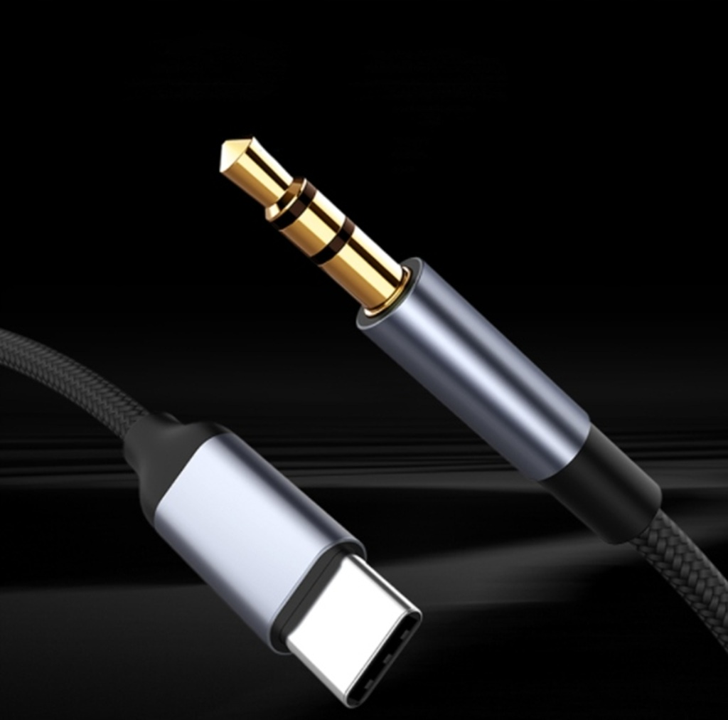 Złącze USB-C i wtyk audio 3,5 mm na czarnym kablu.