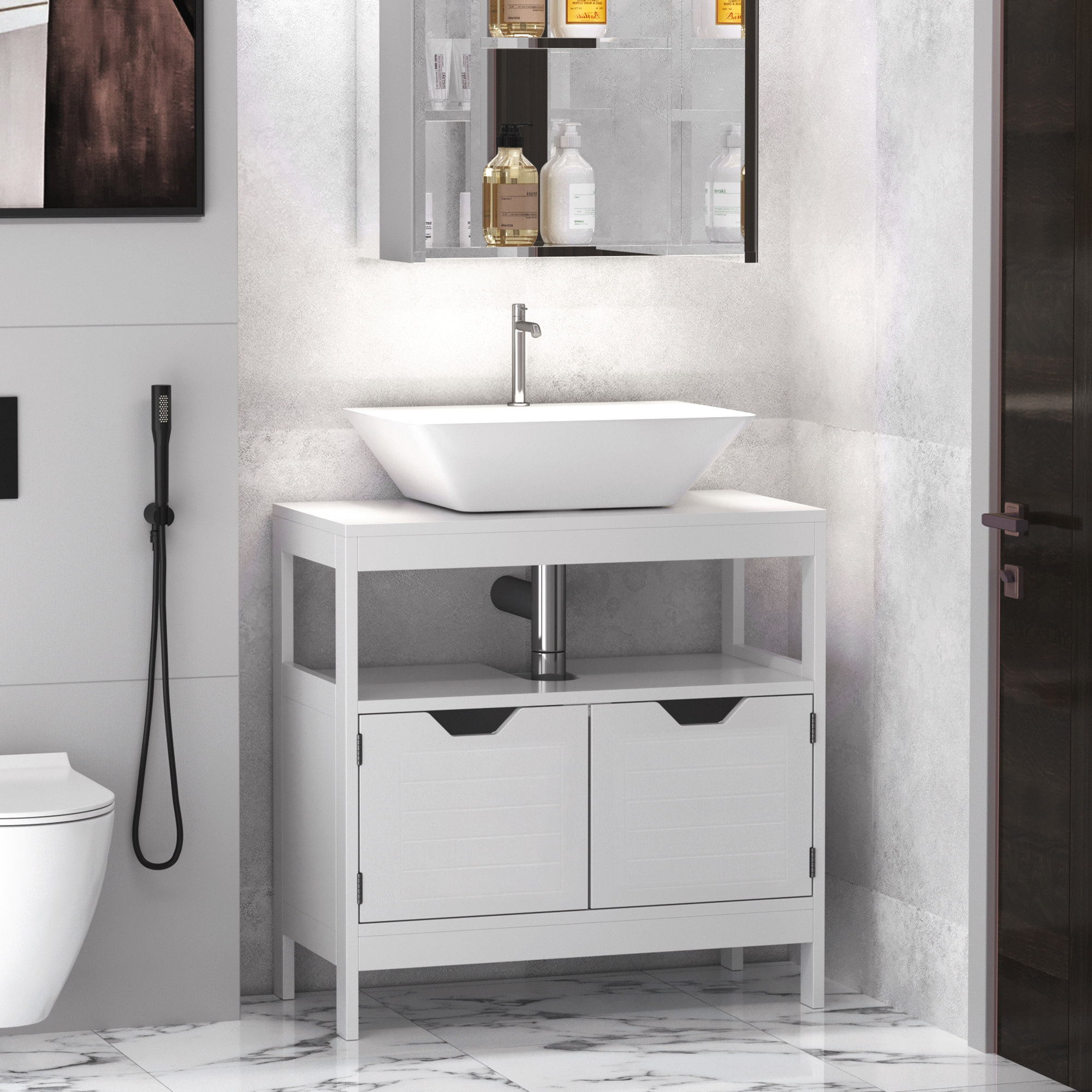 Un baño moderno con mueble de lavabo blanco, lavabo, inodoro y armario con espejo.