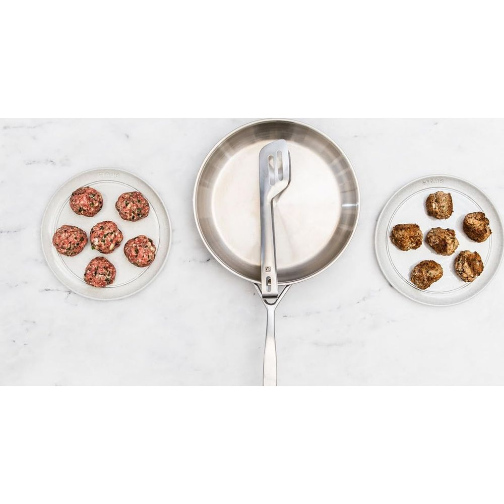 Polpette crude a sinistra, padella con spatola al centro, polpette cotte a destra.