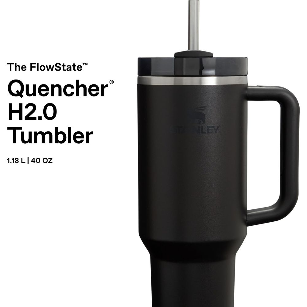 Schwarzer Stanley H2.0 Tumbler mit Strohhalm und Griff. Text: The FlowState™ Quencher® H2.0 Tumbler.