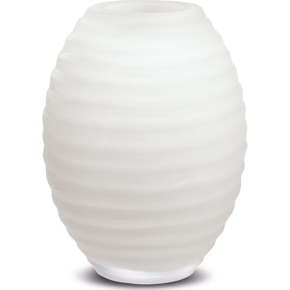 Un vaso bianco ovale con creste orizzontali, su sfondo bianco.
