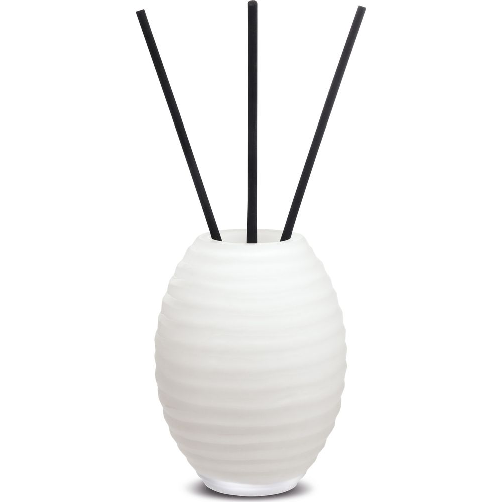 Un diffusore bianco e ondulato con bastoncini neri su sfondo bianco.