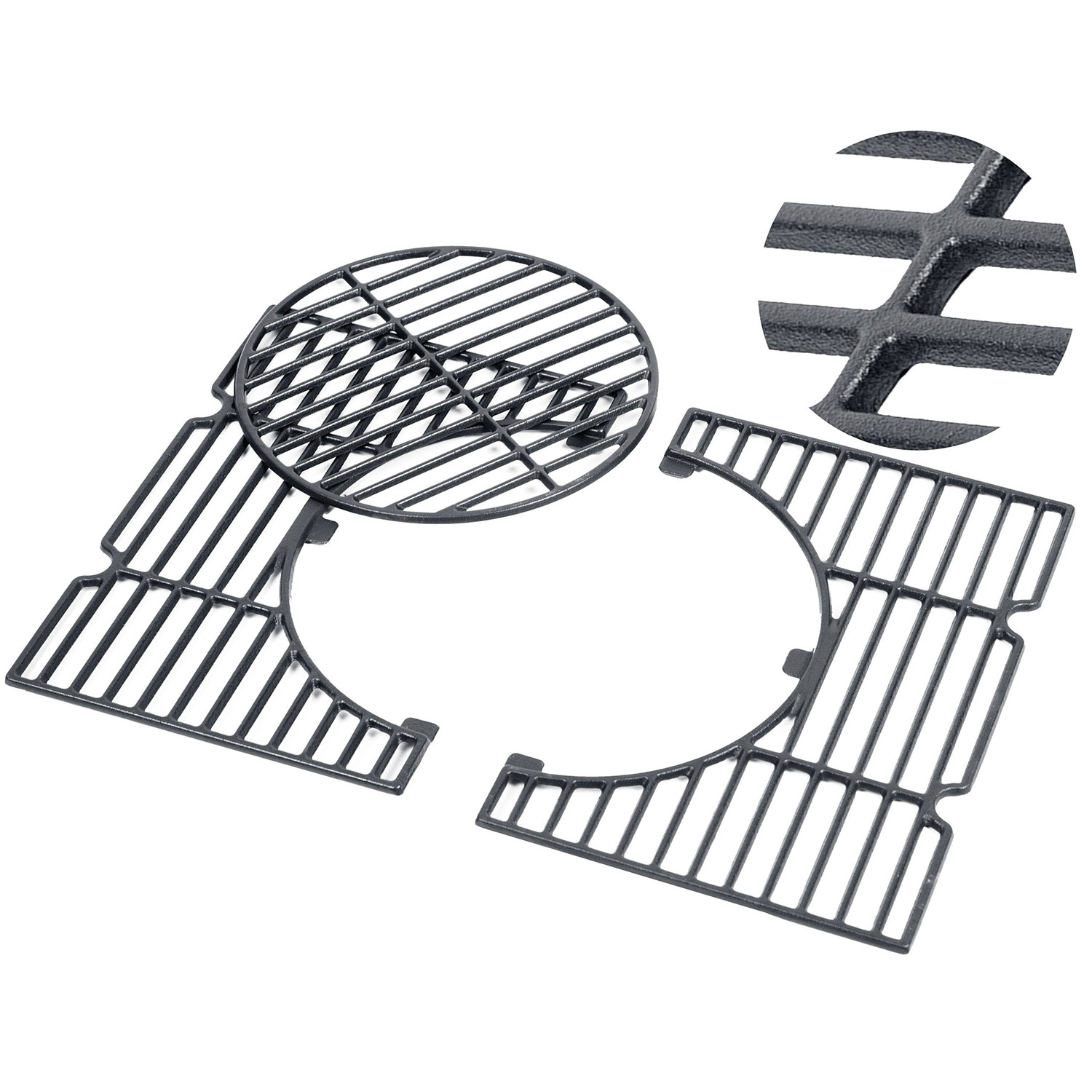 Trzy czarne żeliwne ruszty grillowe, jeden okrągły i dwa półokrągłe.