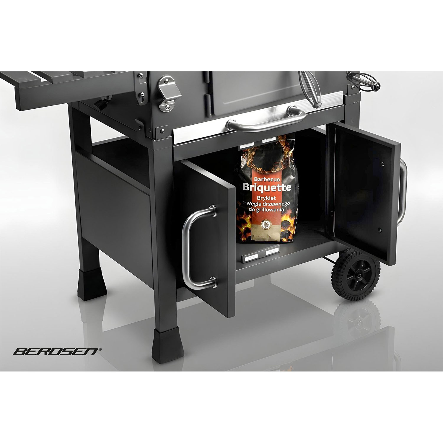 Czarny grill z torbą brykietu w otwartej komorze.