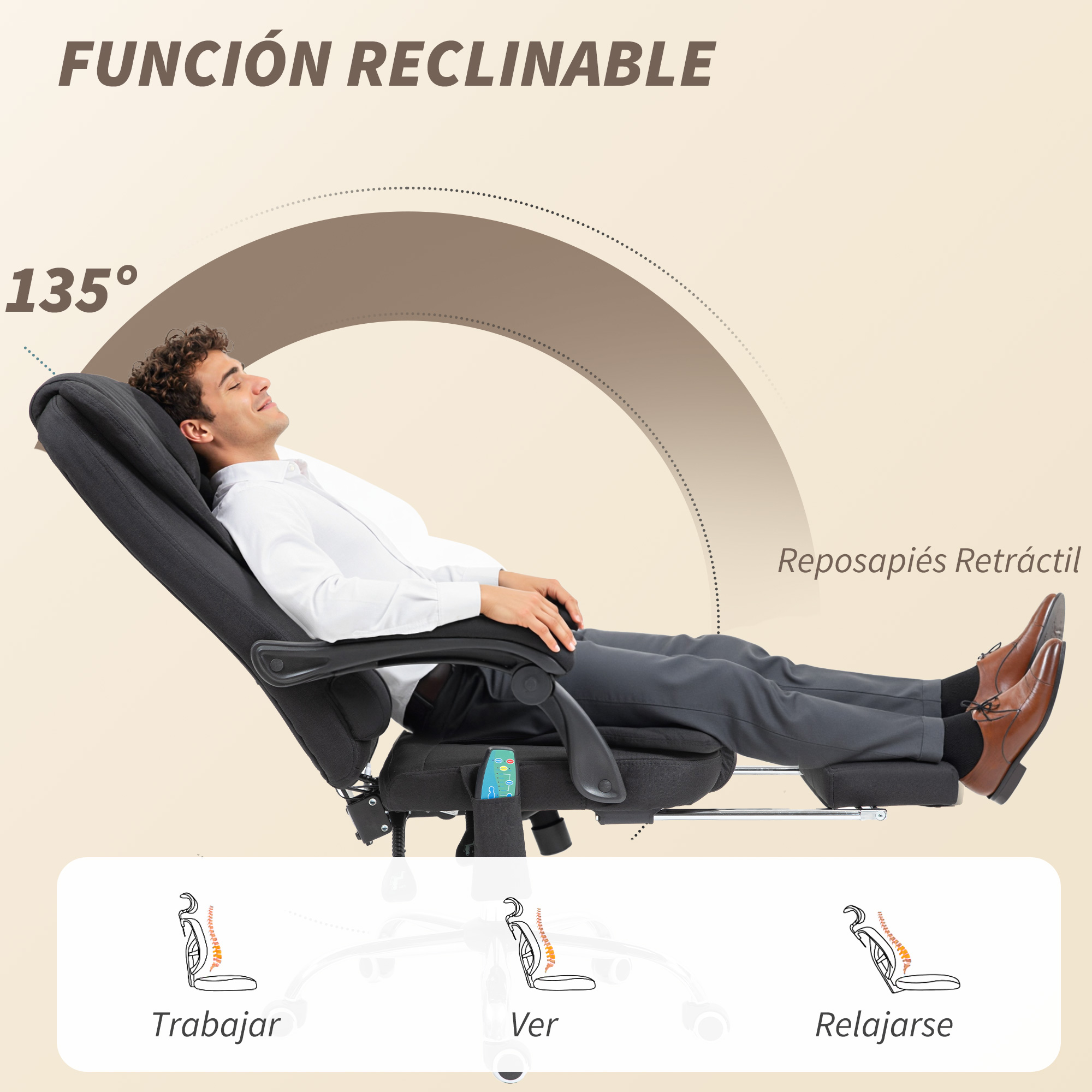 Un hombre en una silla de oficina reclinado a 135°, con reposapiés retráctil.