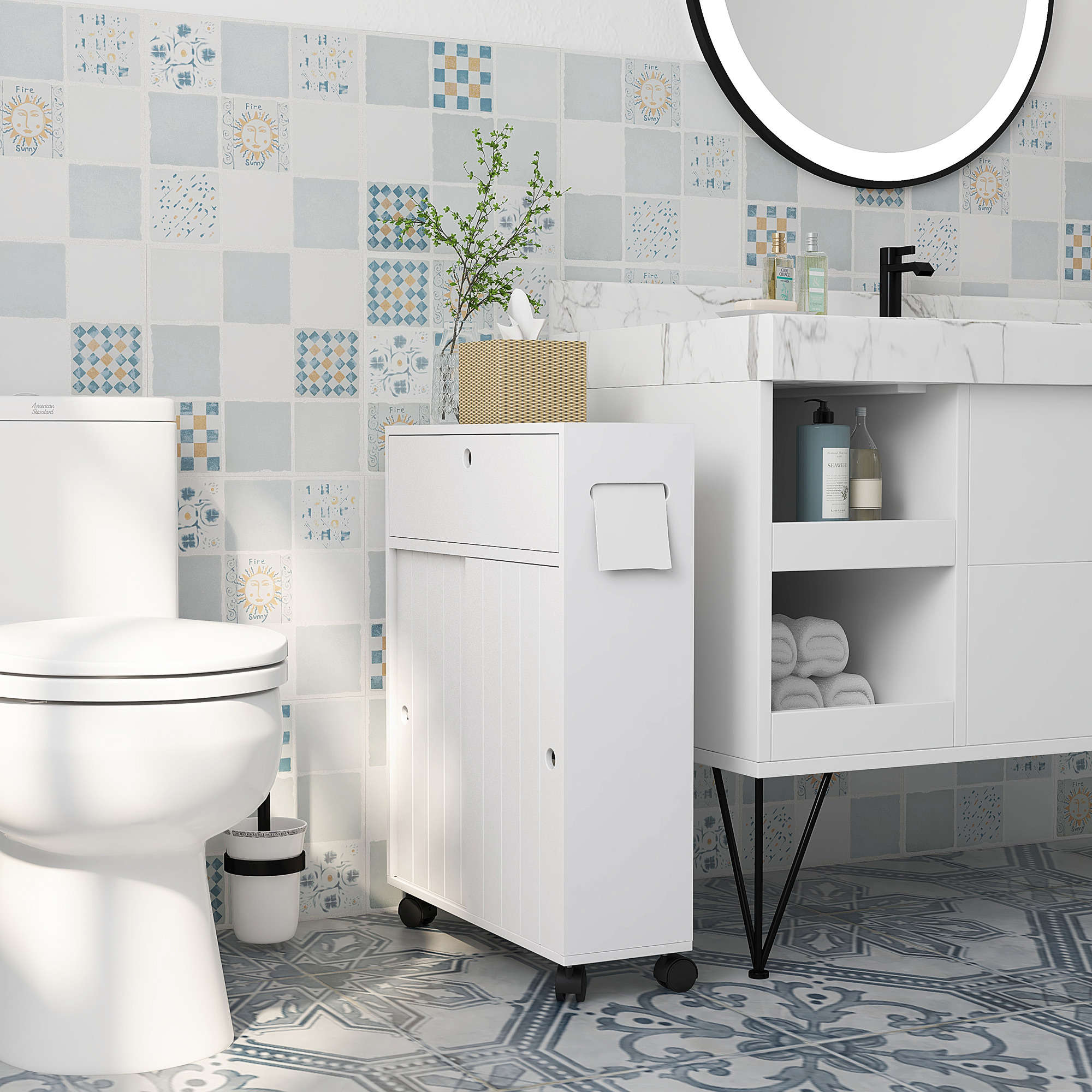 Un baño con inodoro, mueble de lavabo, espejo y azulejos estampados.