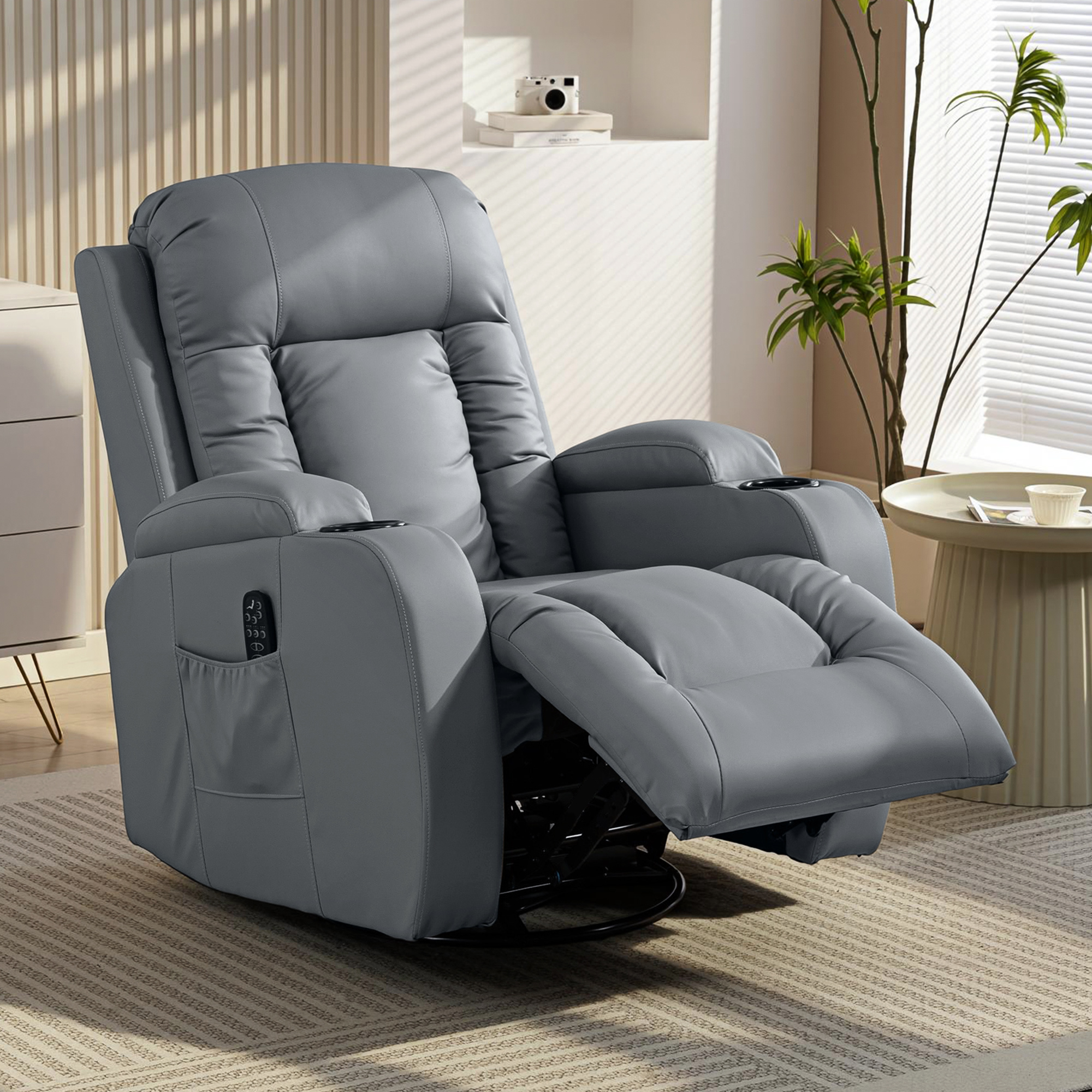 Un sillón reclinable tapizado en gris con portavasos incorporados y un bolsillo lateral.