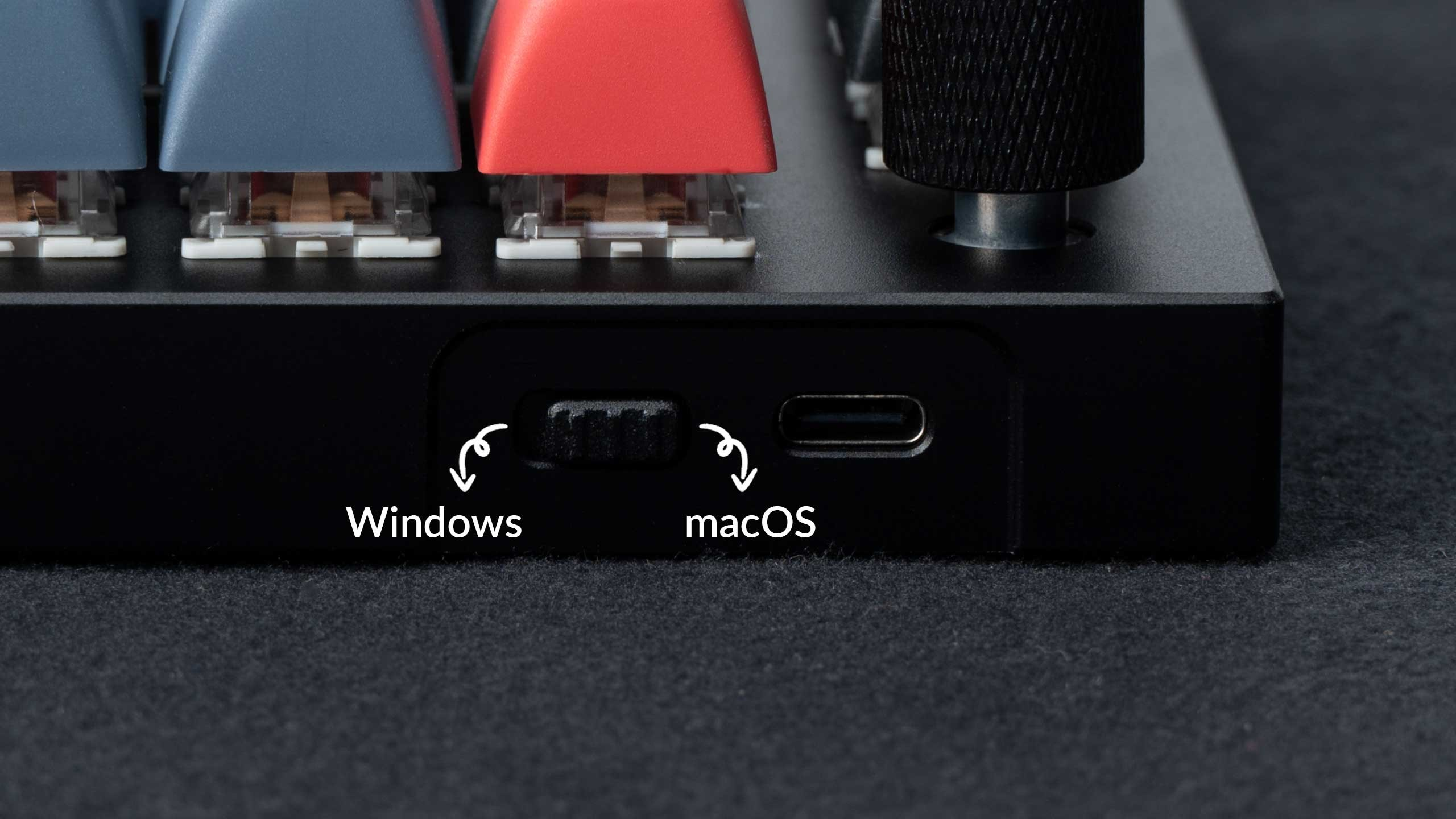 Przełącznik Windows/macOS i port USB-C na czarnej klawiaturze.