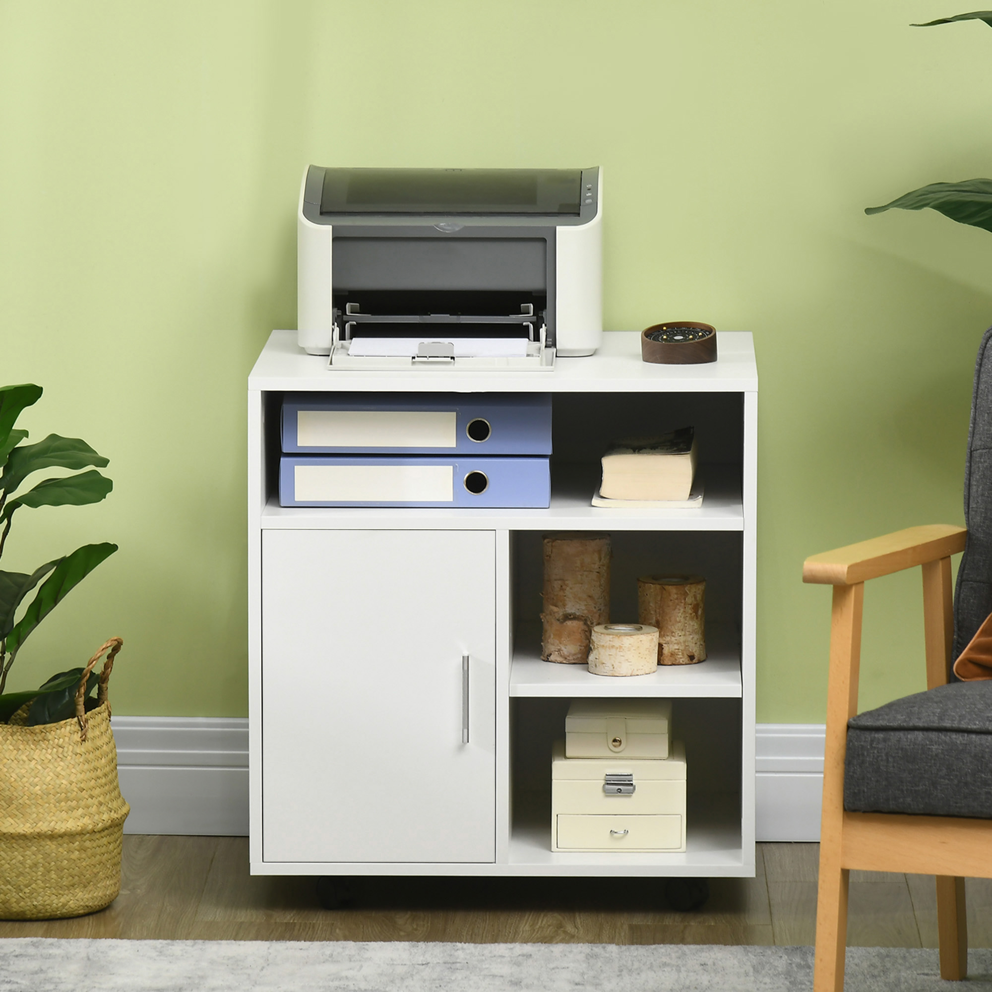 Un mueble de oficina blanco con impresora, carpetas y objetos decorativos.