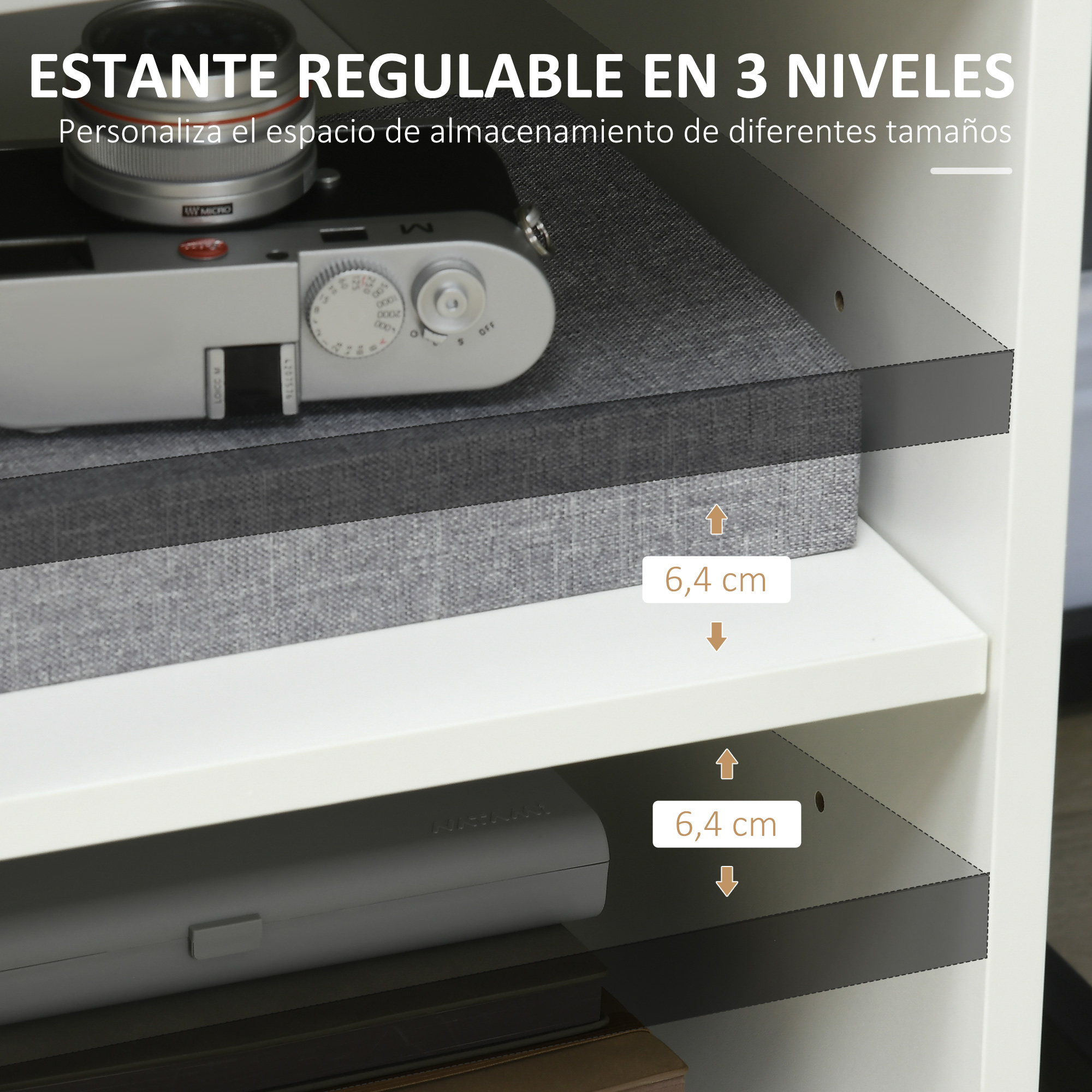 Un cuerpo de cámara plateado y dos cajas de tela en estantes blancos.