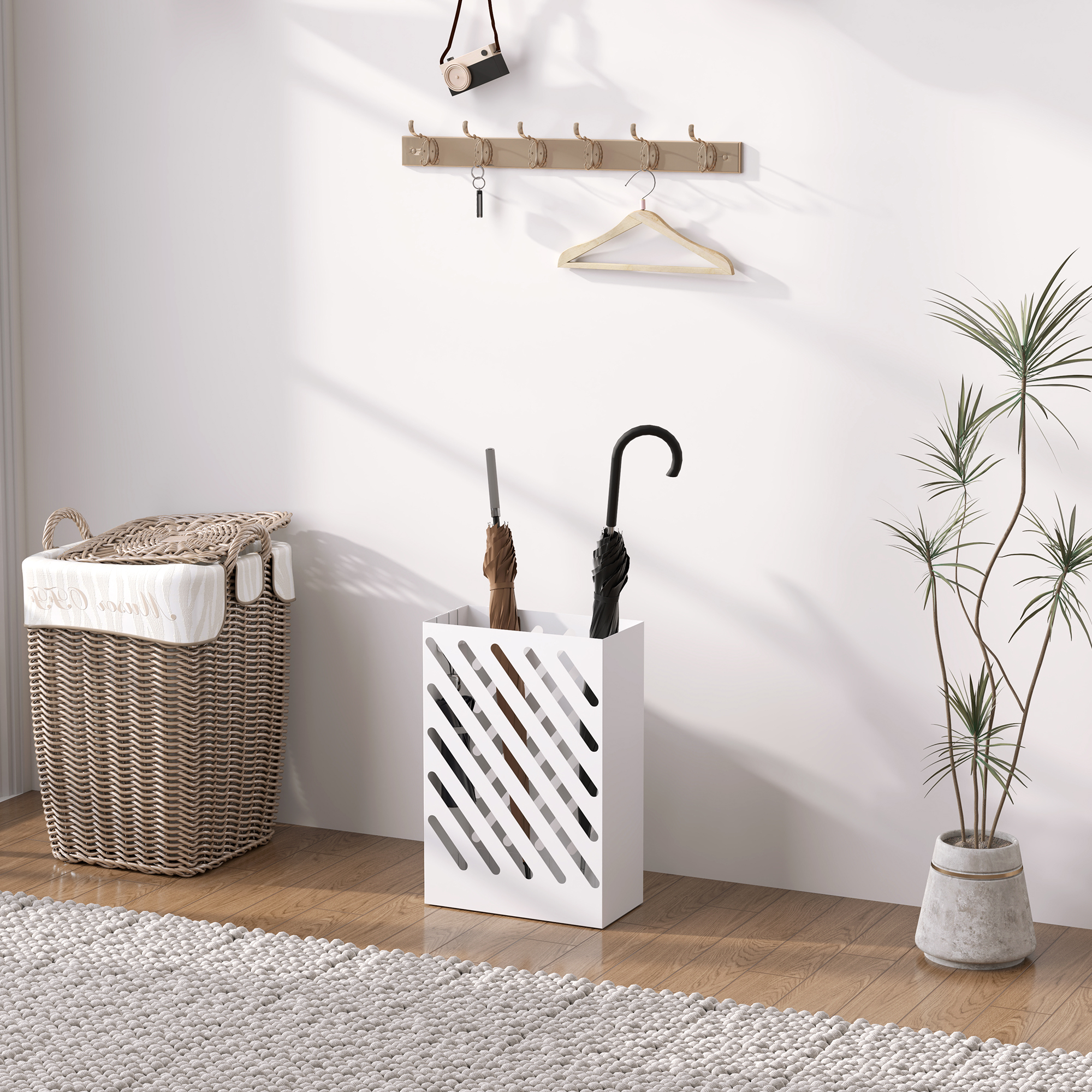 Una cesta tejida se encuentra junto a un paraguas blanco con dos paraguas.