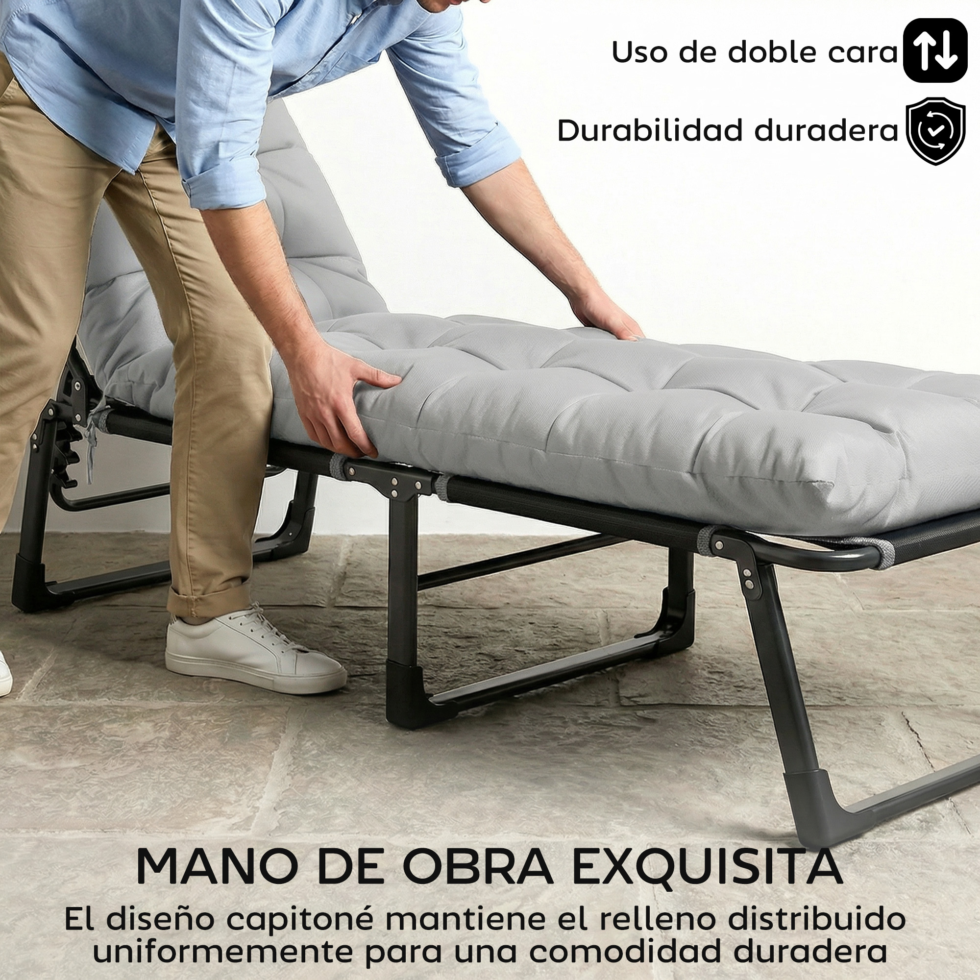 Hombre ajustando una cama plegable gris acolchada con marco negro.