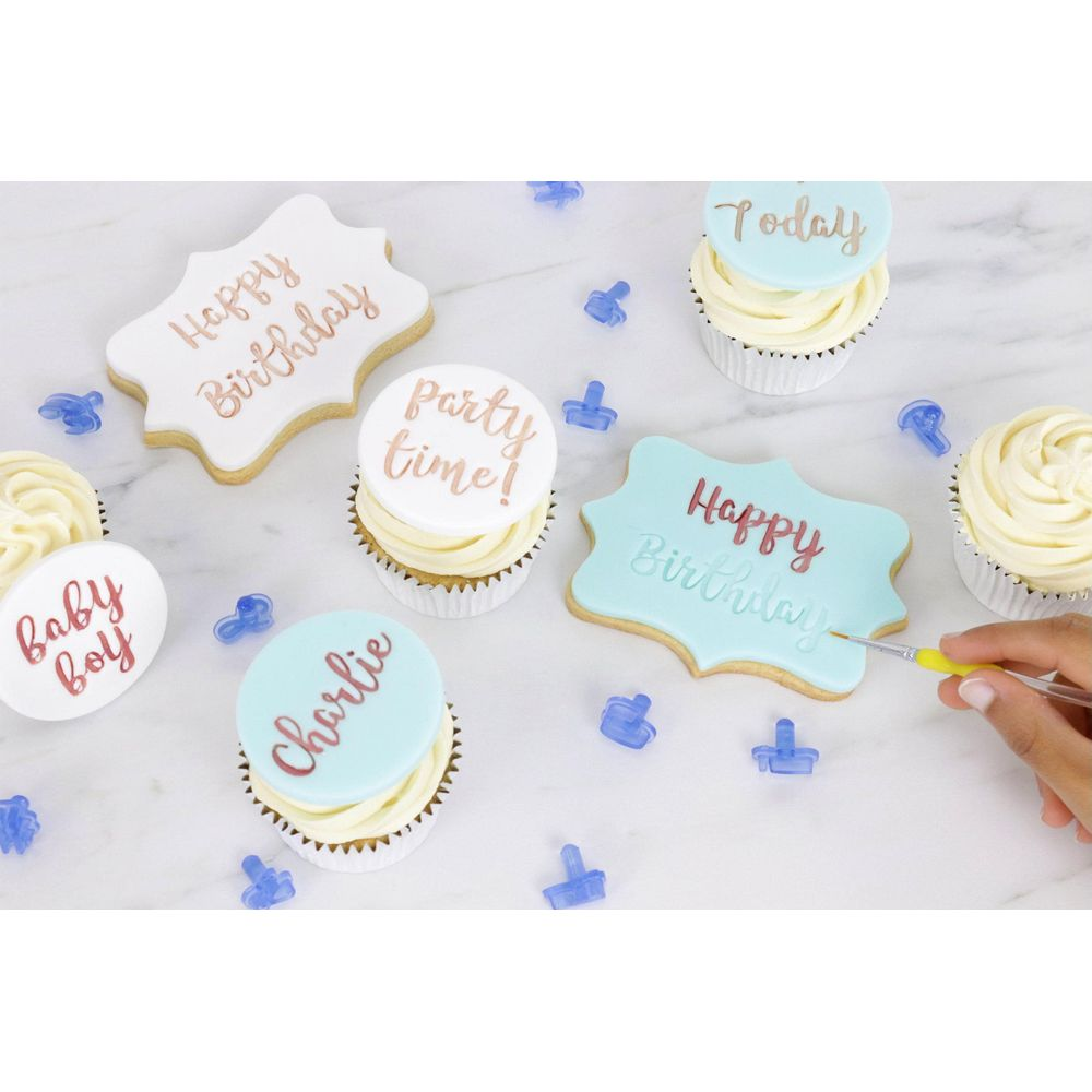 Kekse und Cupcakes mit Schriftzug für eine Geburtstagsfeier.