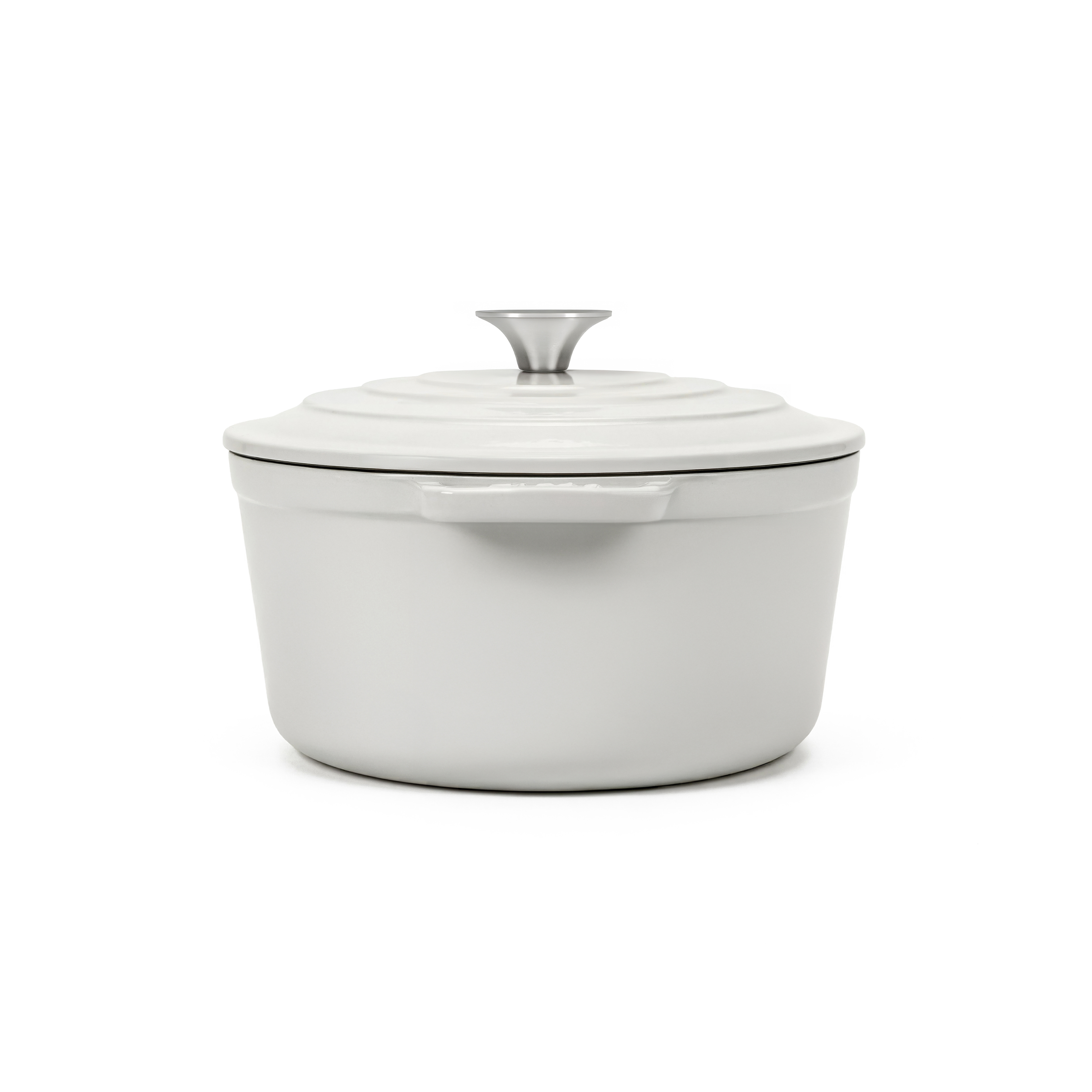 Una olla blanca de hierro fundido esmaltado con pomo y tapa plateados.