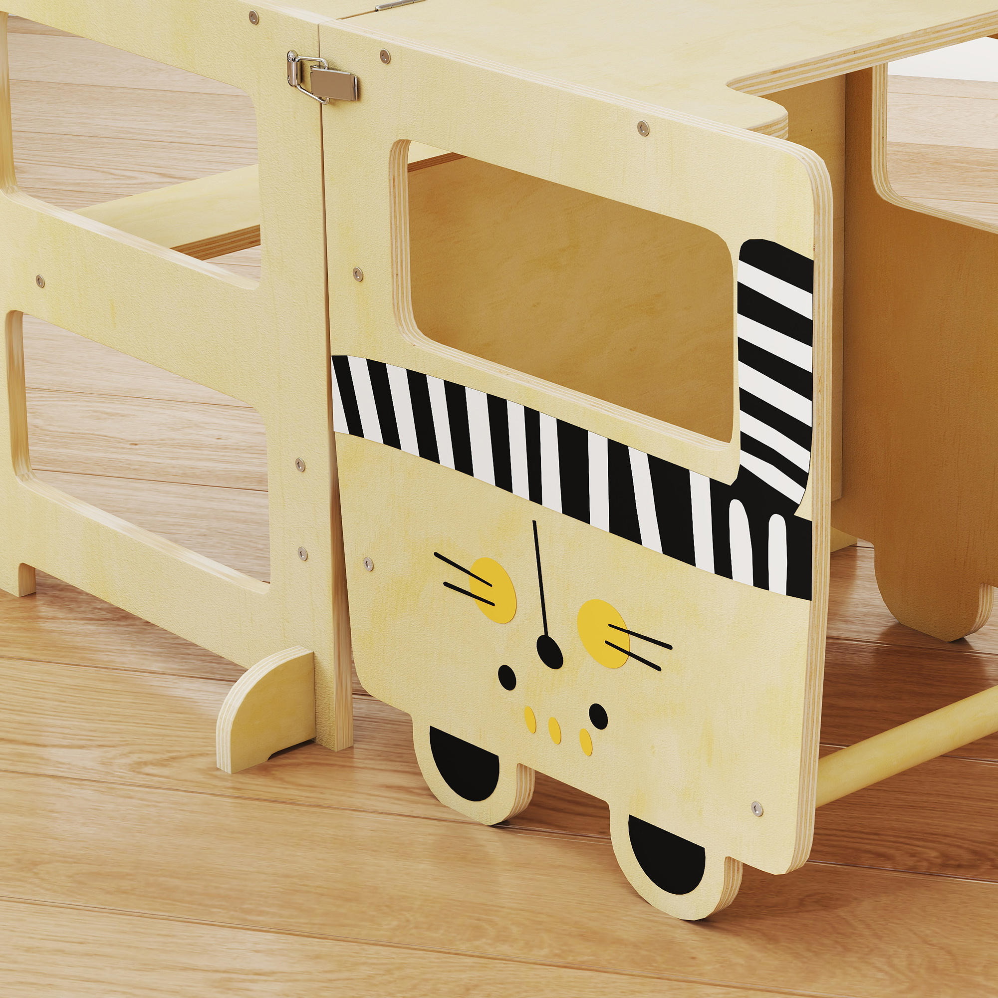 Una torre de aprendizaje de madera con diseño de gato sobre suelo de madera.
