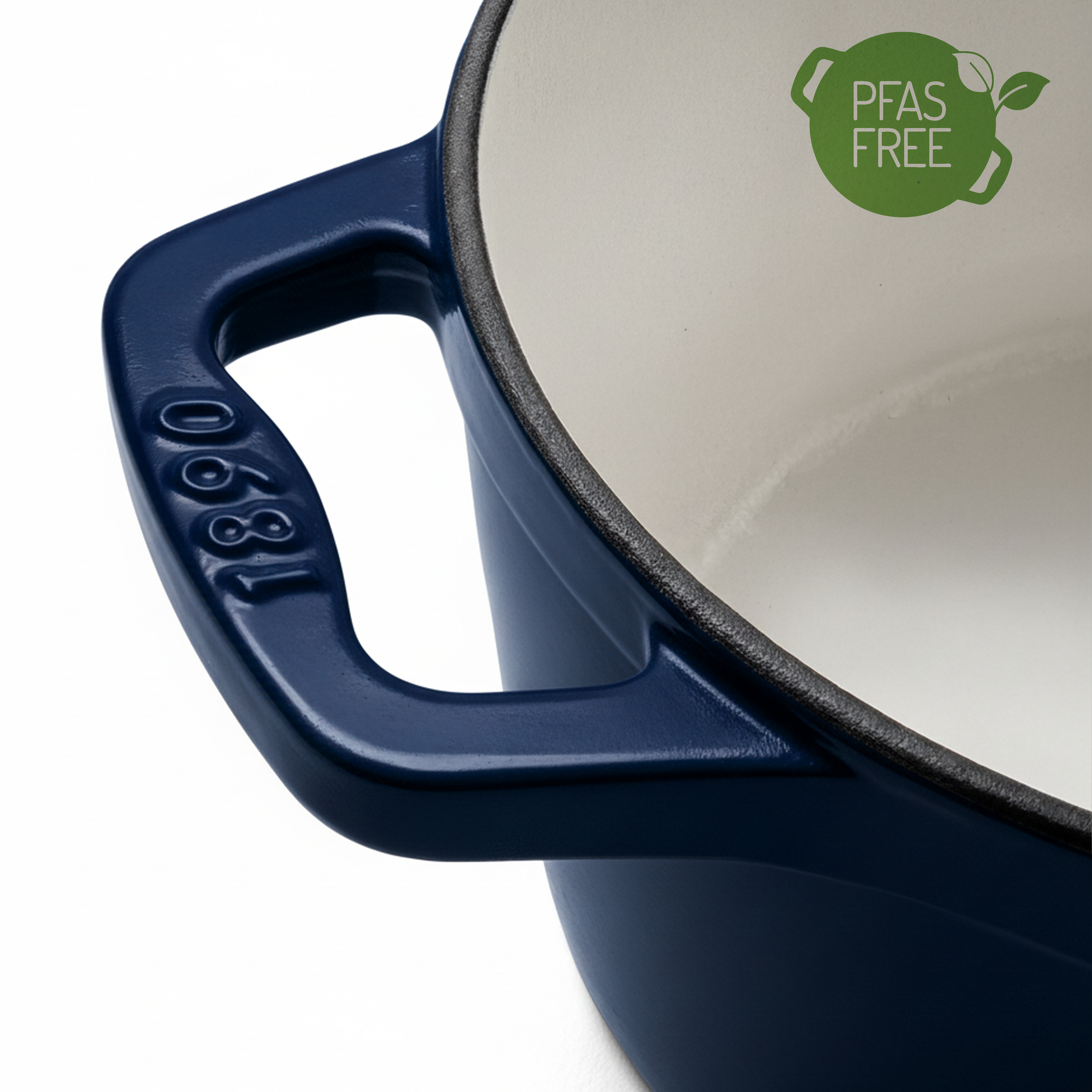 Dunkelblaue Emaille-Gusseisen-Kochtopf mit Henkel und PFAS FREE Logo.