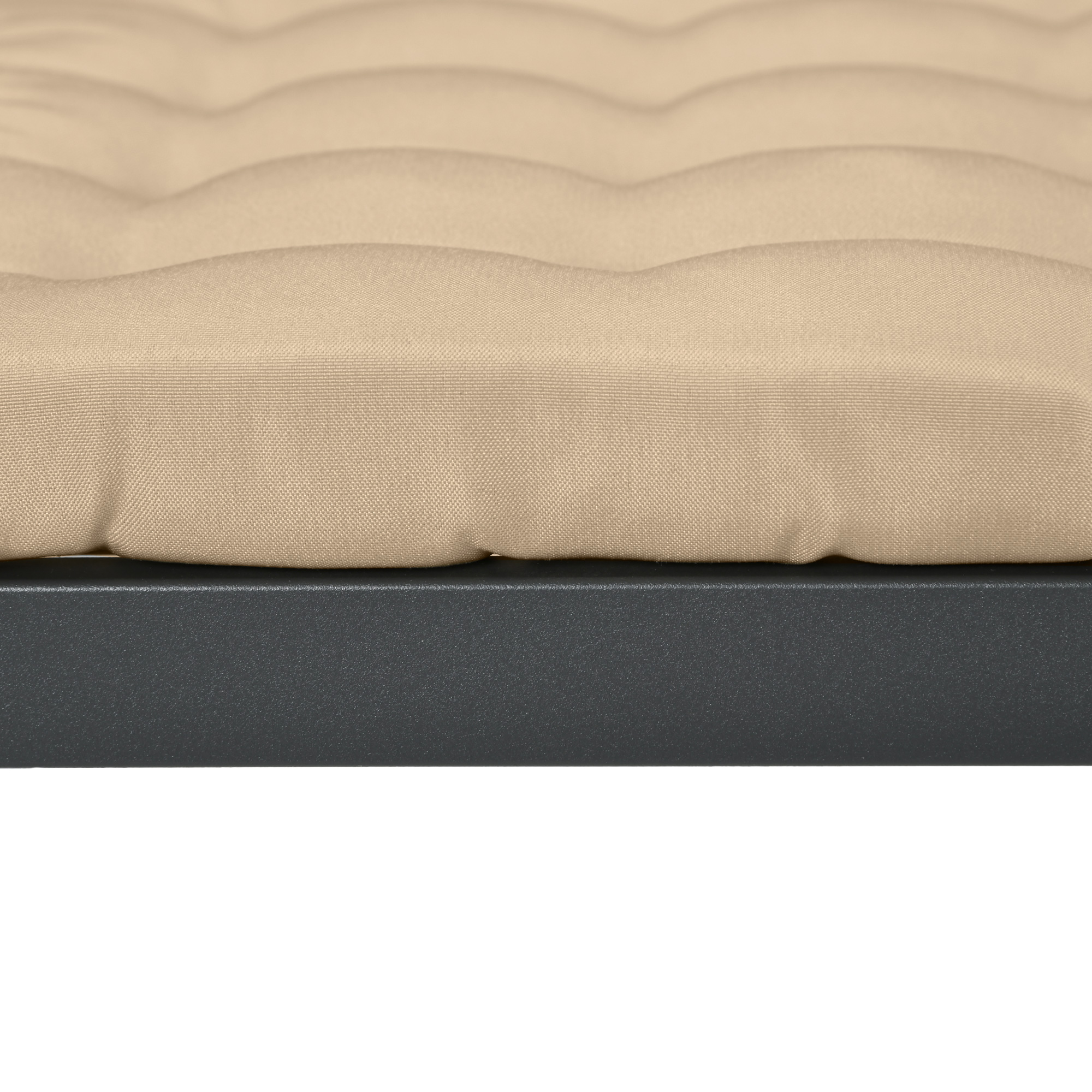 Asiento acolchado beige sobre marco de metal oscuro, vista cercana.