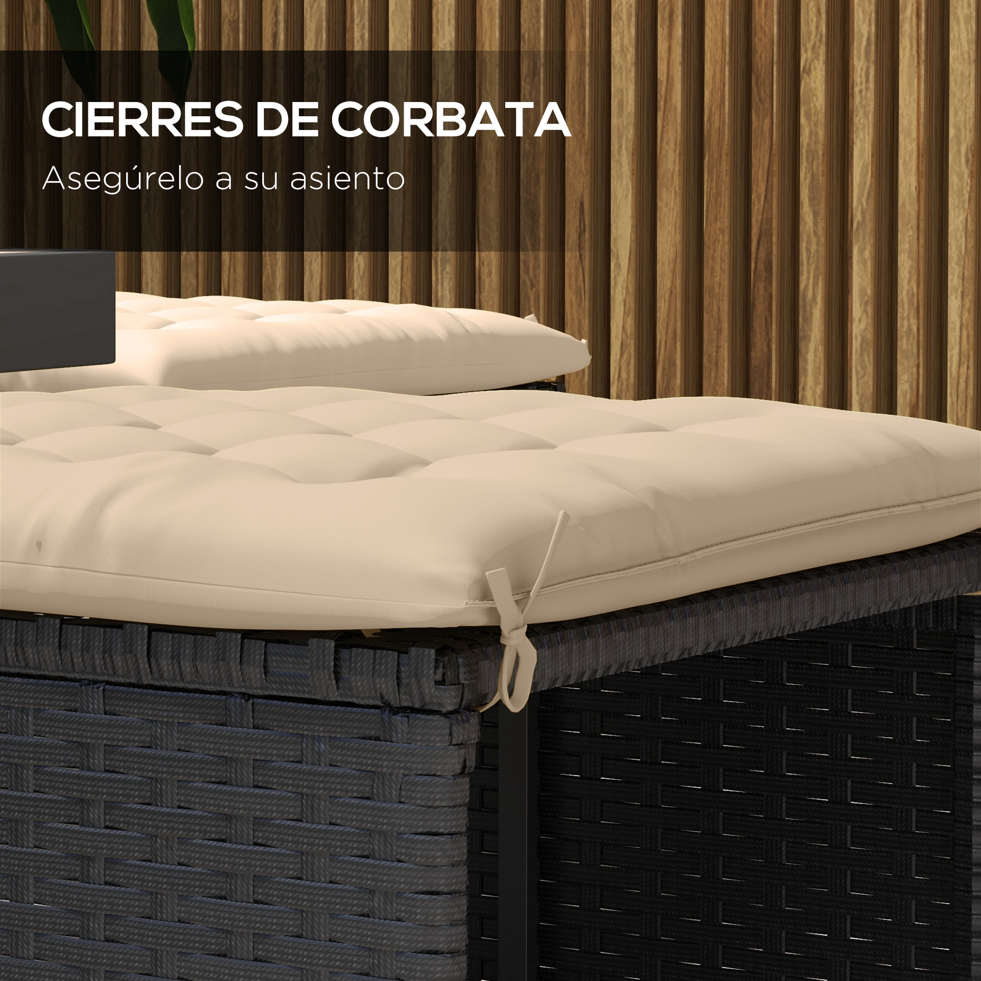 Un cojín beige sobre un sofá de ratán gris oscuro con paneles de madera al fondo.