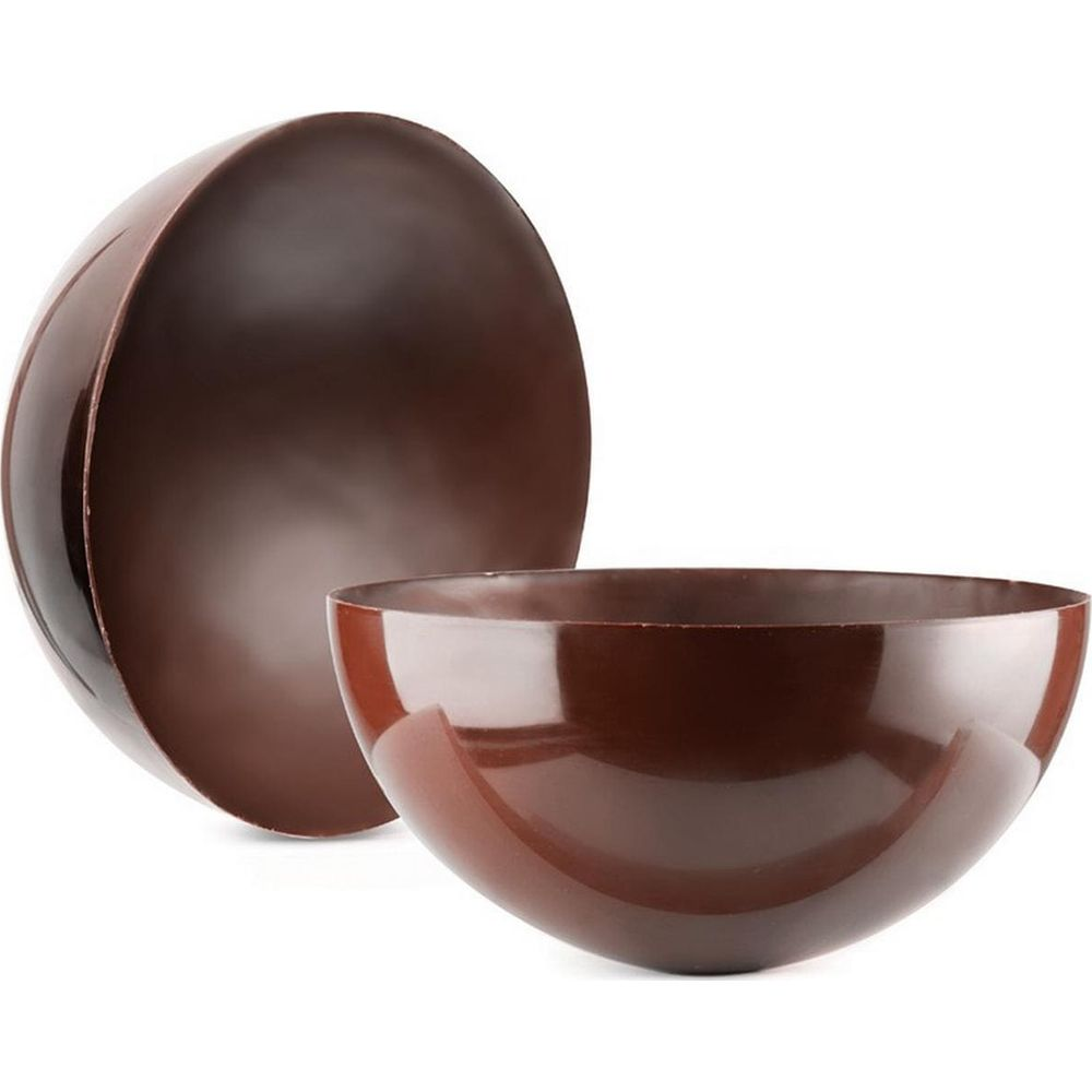 Deux demi-sphères en chocolat marron foncé brillant sur fond blanc.