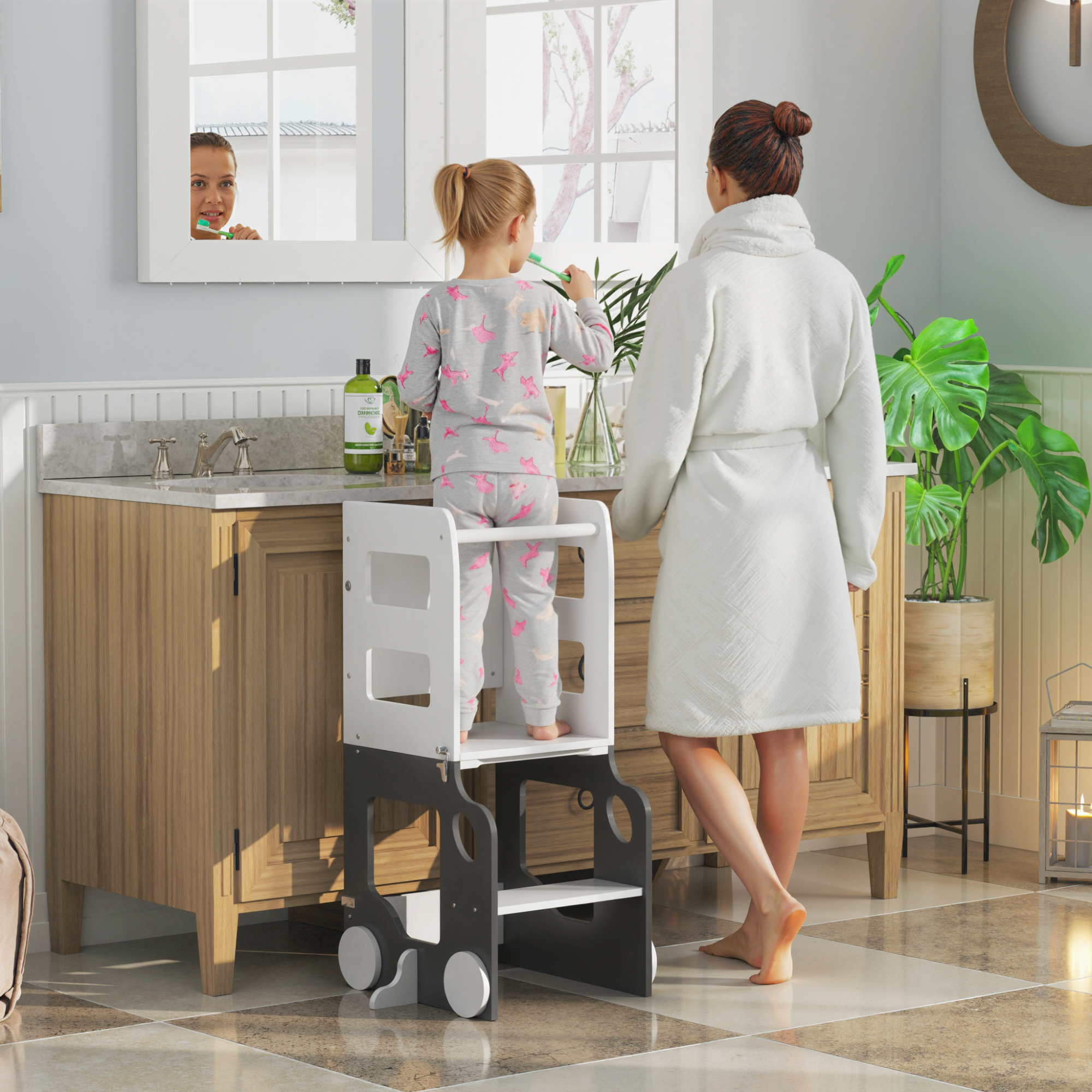 Madre e hija se cepillan los dientes en el baño. Niña en un taburete.