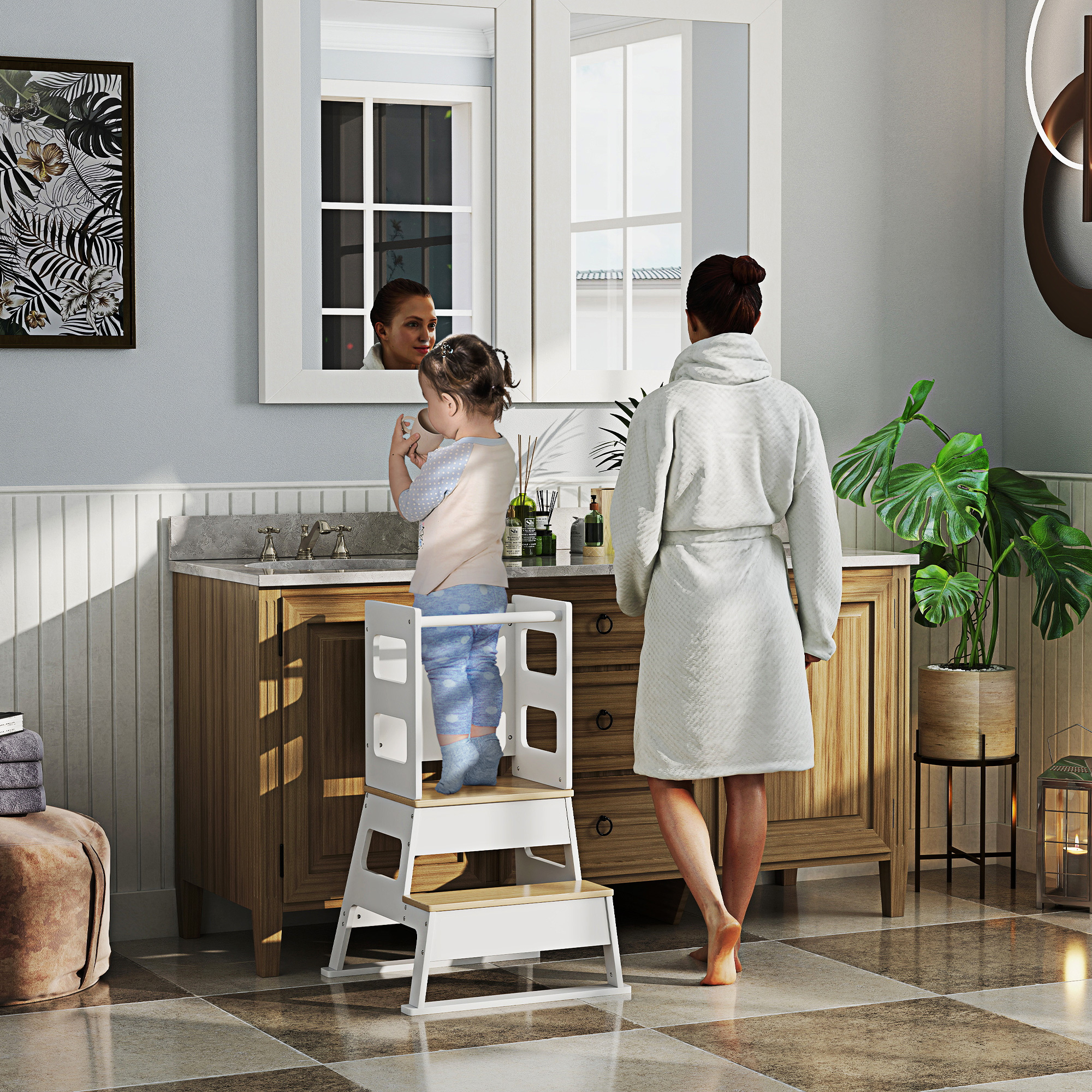Madre e hija en un baño. La niña está en un taburete de escalón bebiendo.