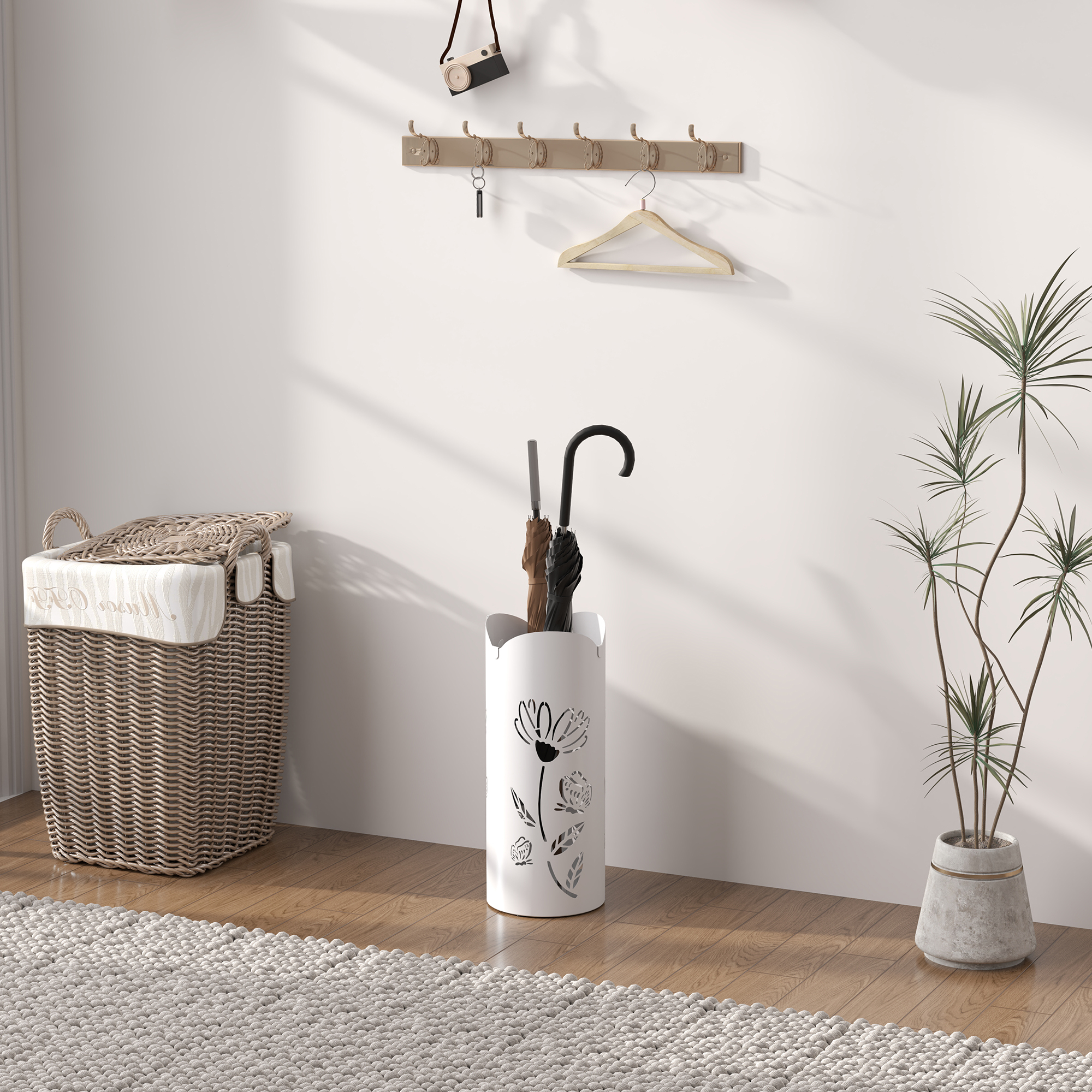 Cesta de mimbre, paraguas blanco con flores y planta en maceta sobre suelo de madera.