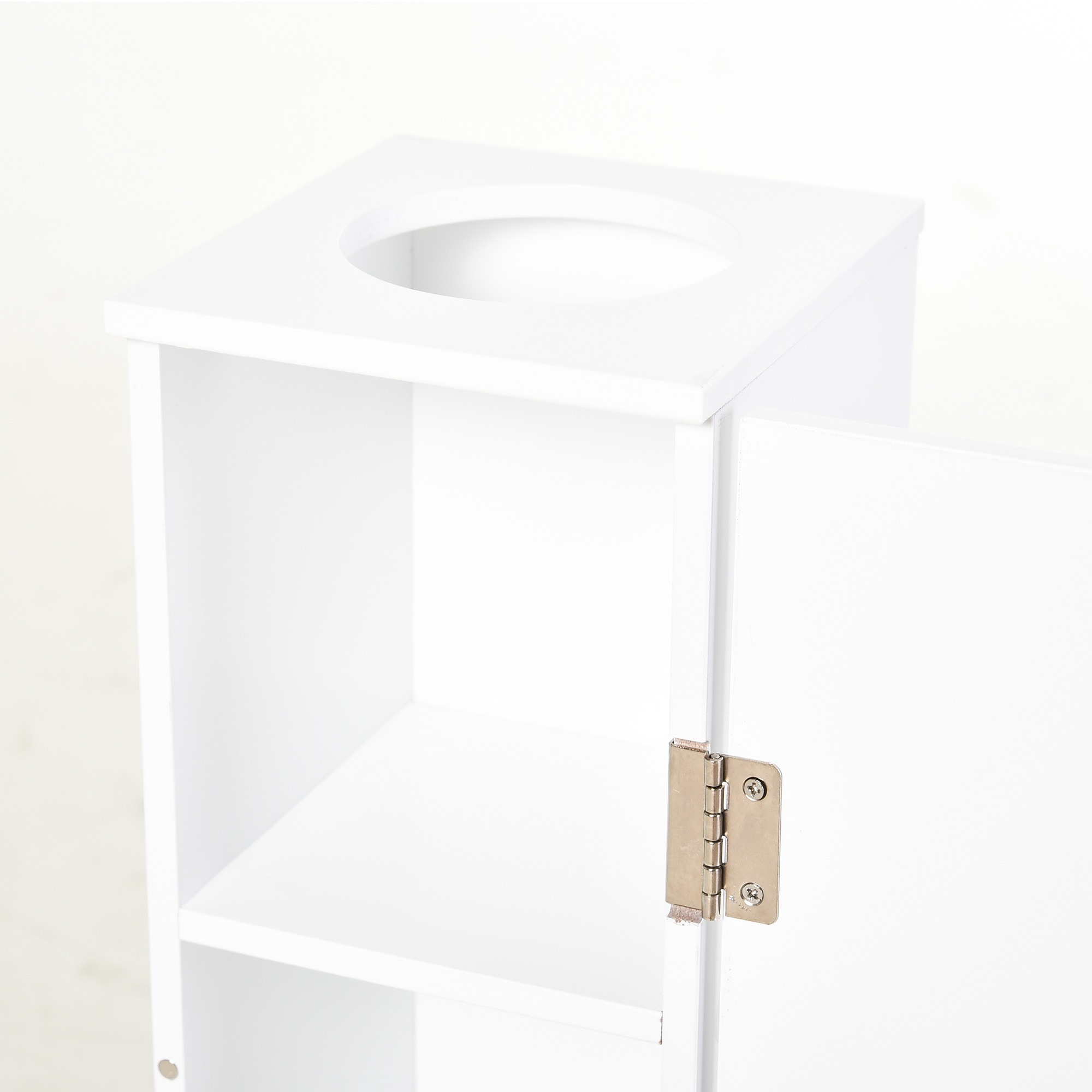 Un armario blanco con puertas abiertas y estantes.