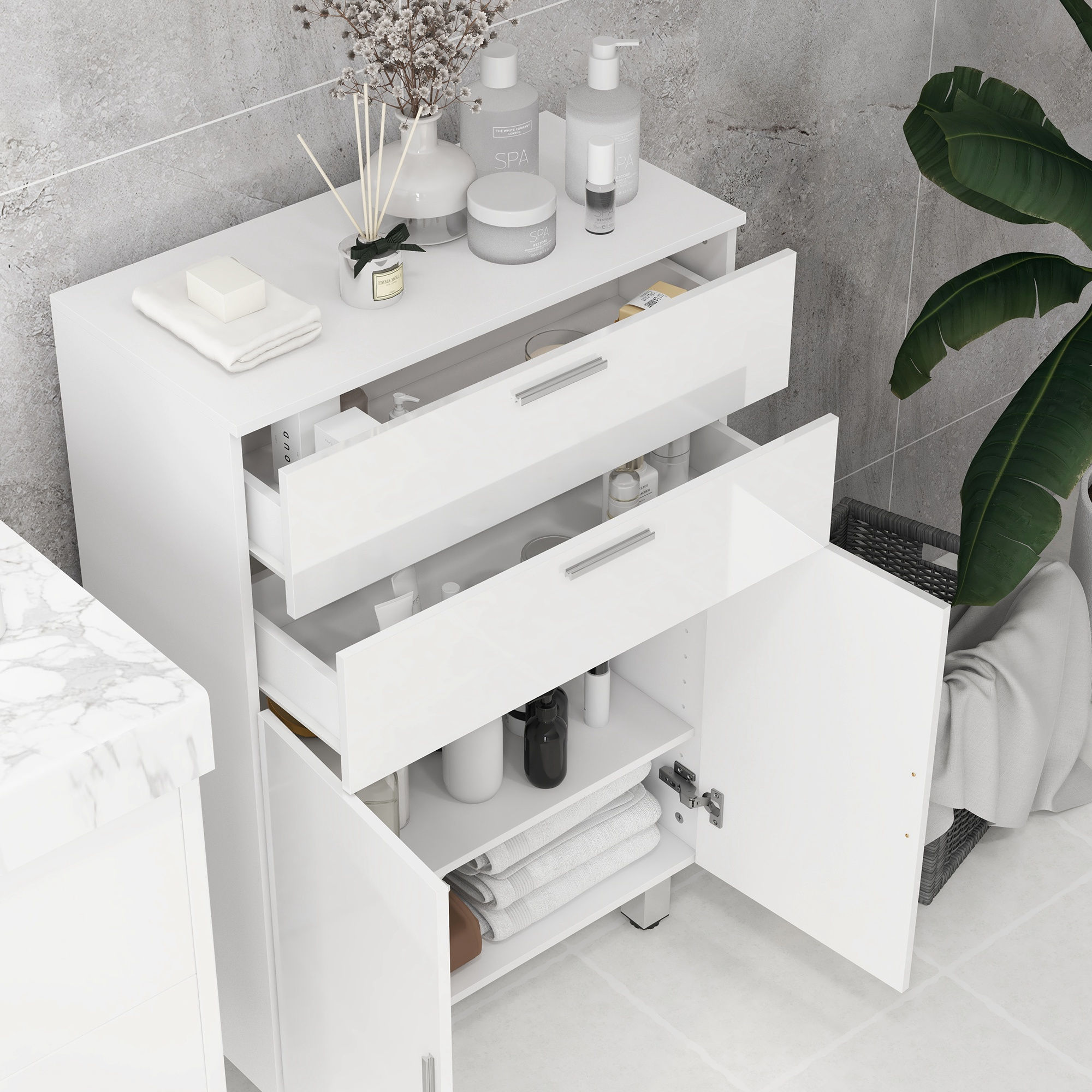 Un mueble de baño blanco con cajones y puertas abiertas, lleno de artículos de tocador y toallas.