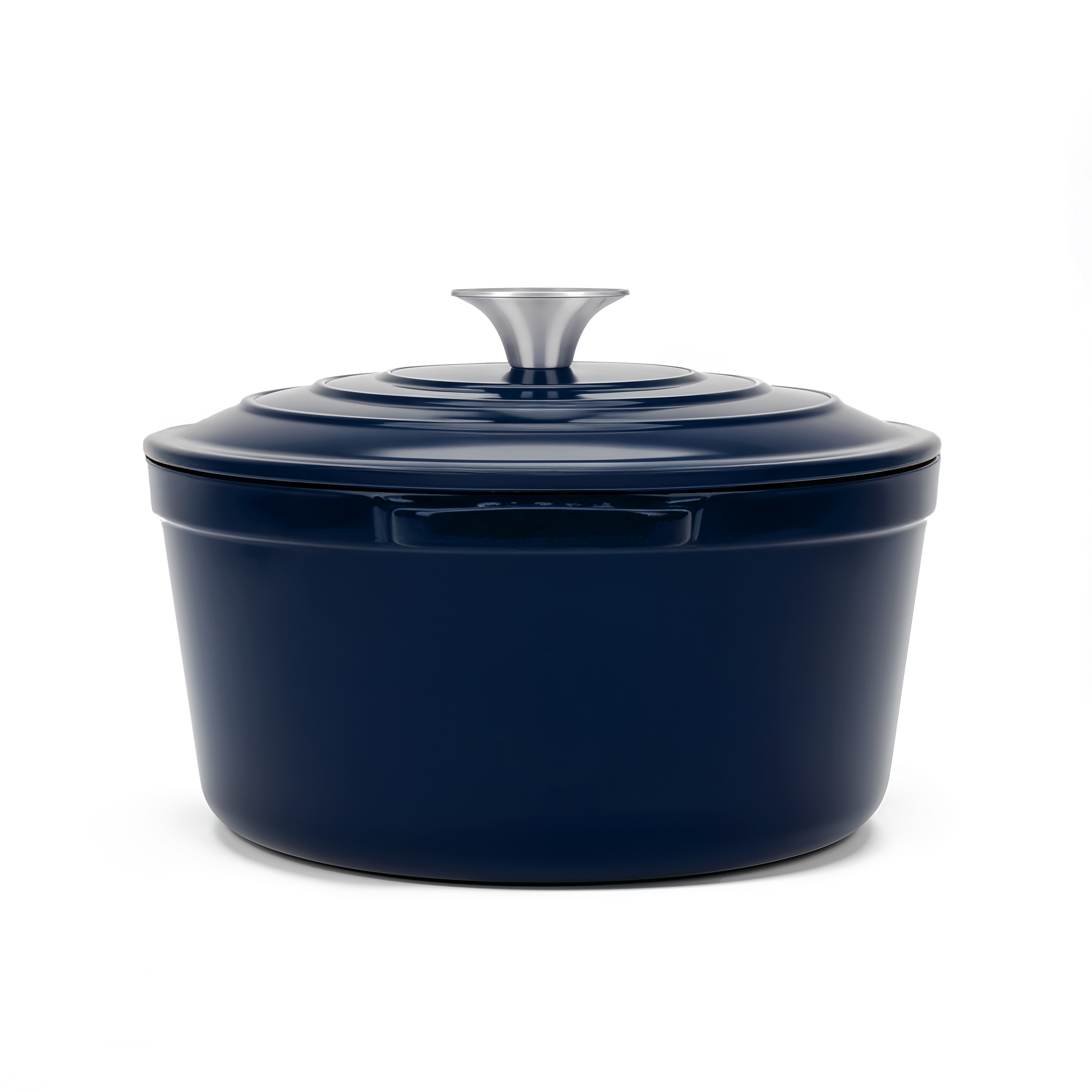 Pentola in smalto blu scuro con pomello argentato su sfondo bianco.