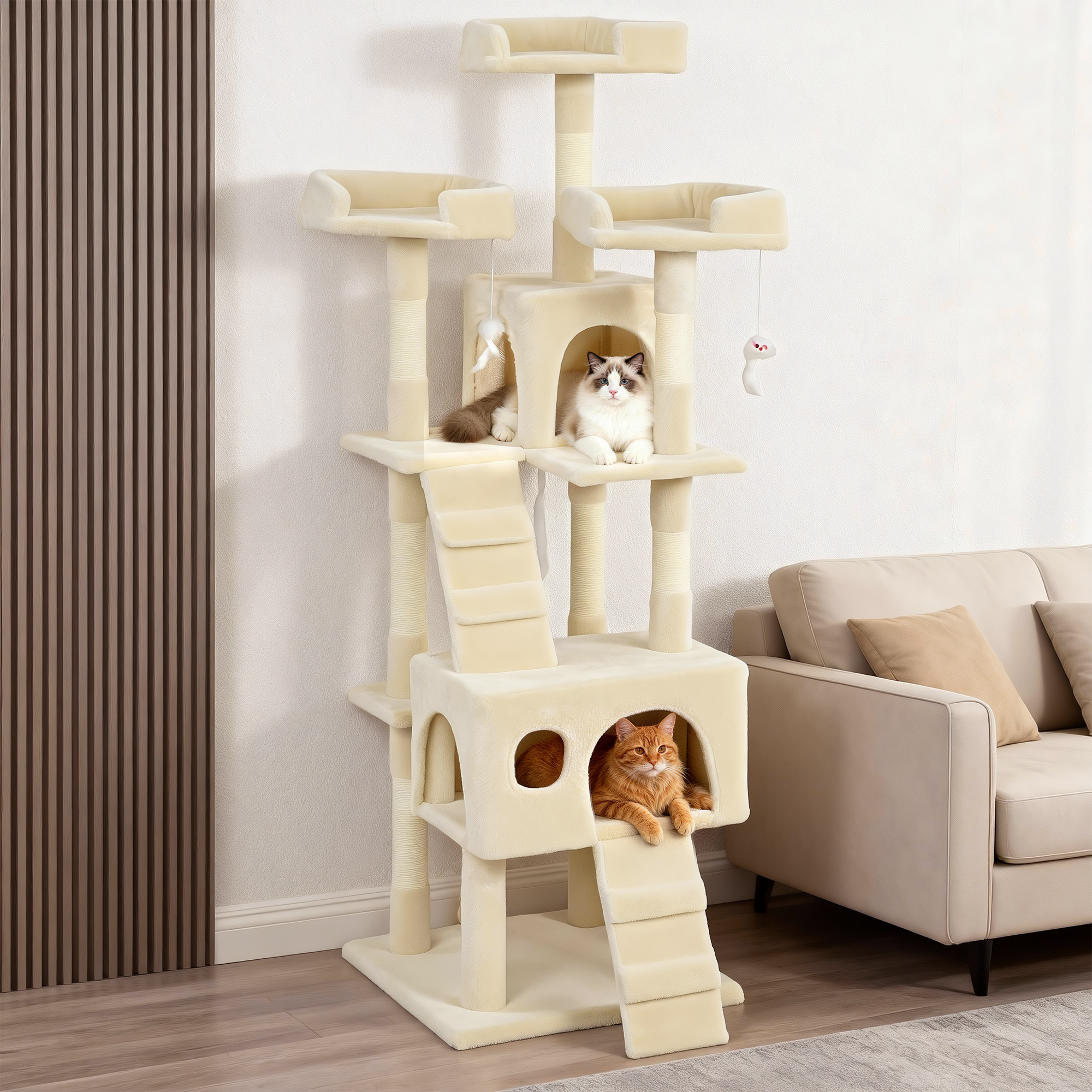 Árbol para gatos color crema con dos gatos, un sofá y suelo de madera.