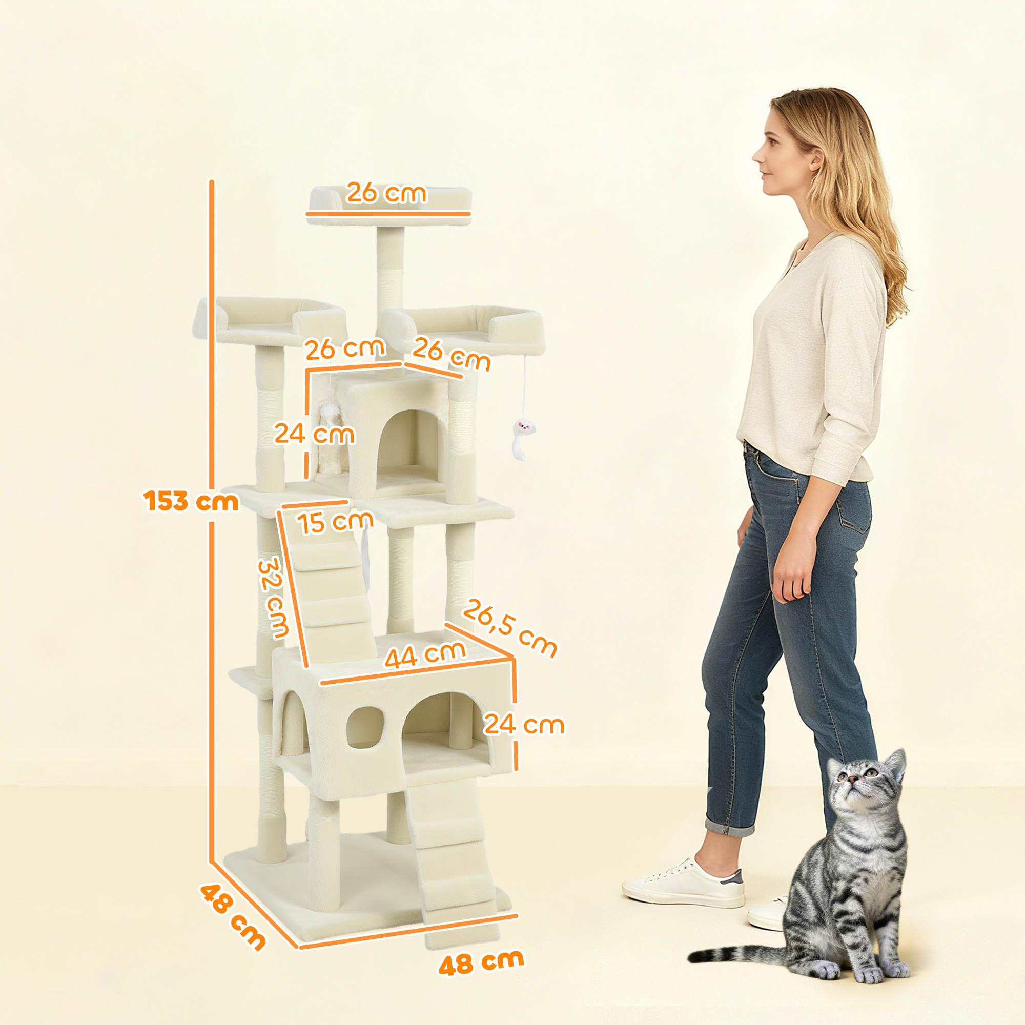 Un árbol rascador beige de varios niveles, mide 153x48x48 cm, con una mujer y un gato al lado.