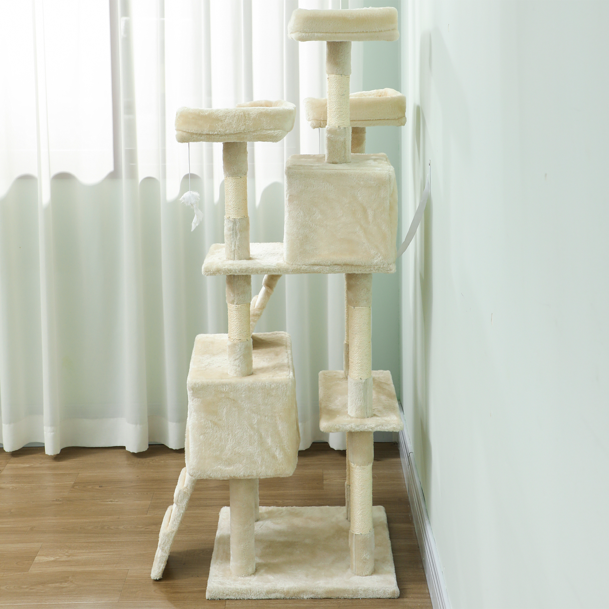 Un árbol para gatos alto y de color crema con múltiples plataformas, postes rascadores y un juguete colgante.
