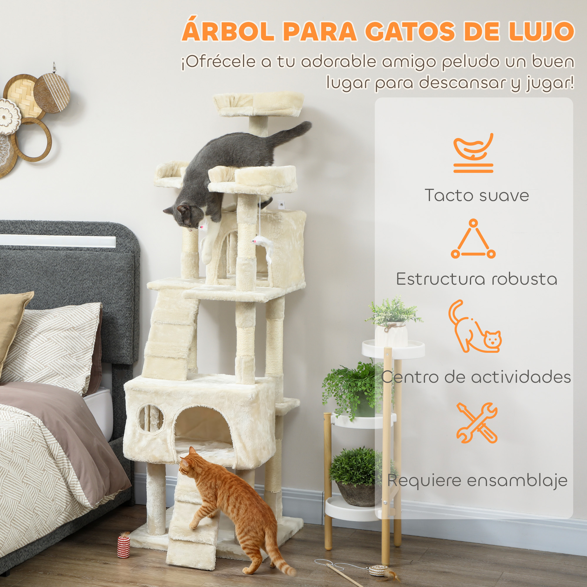 Un árbol para gatos beige con dos gatos. Un gato gris en el nivel superior, un gato naranja sube la rampa.