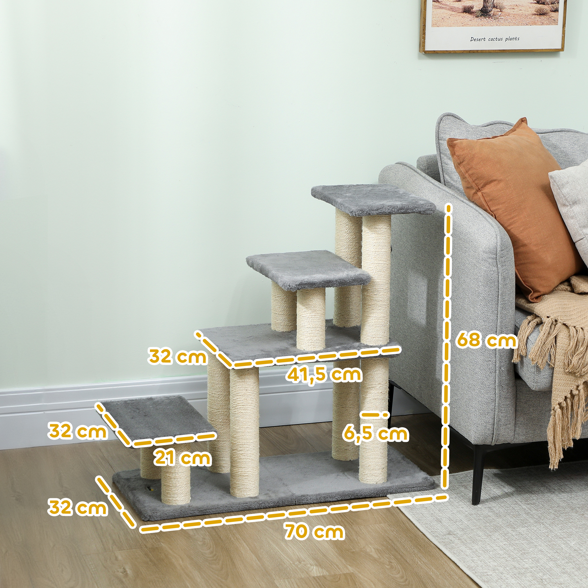 Árbol rascador gris para gatos con 3 niveles, postes de sisal, junto a un sofá.