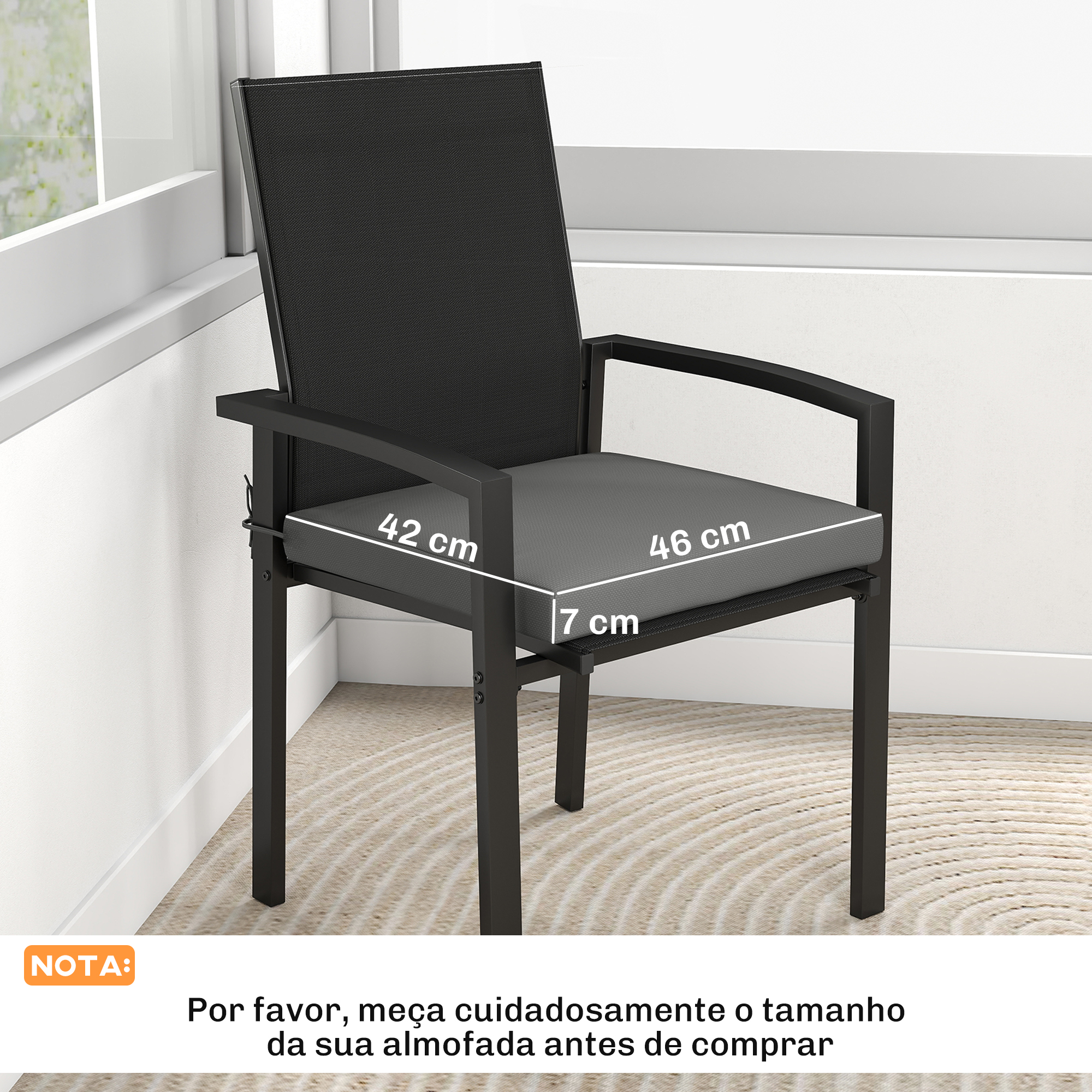 Una silla negra con cojín gris, medidas 42x46x7 cm.