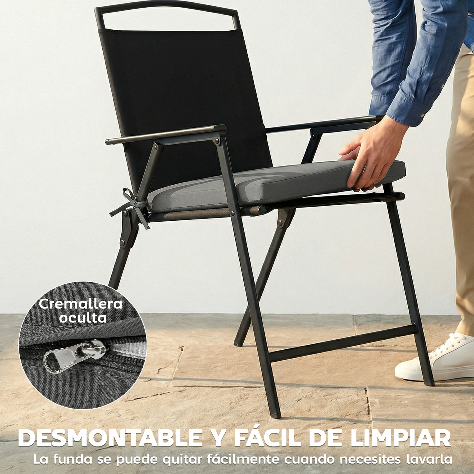 Un hombre coloca un cojín gris en una silla plegable negra.