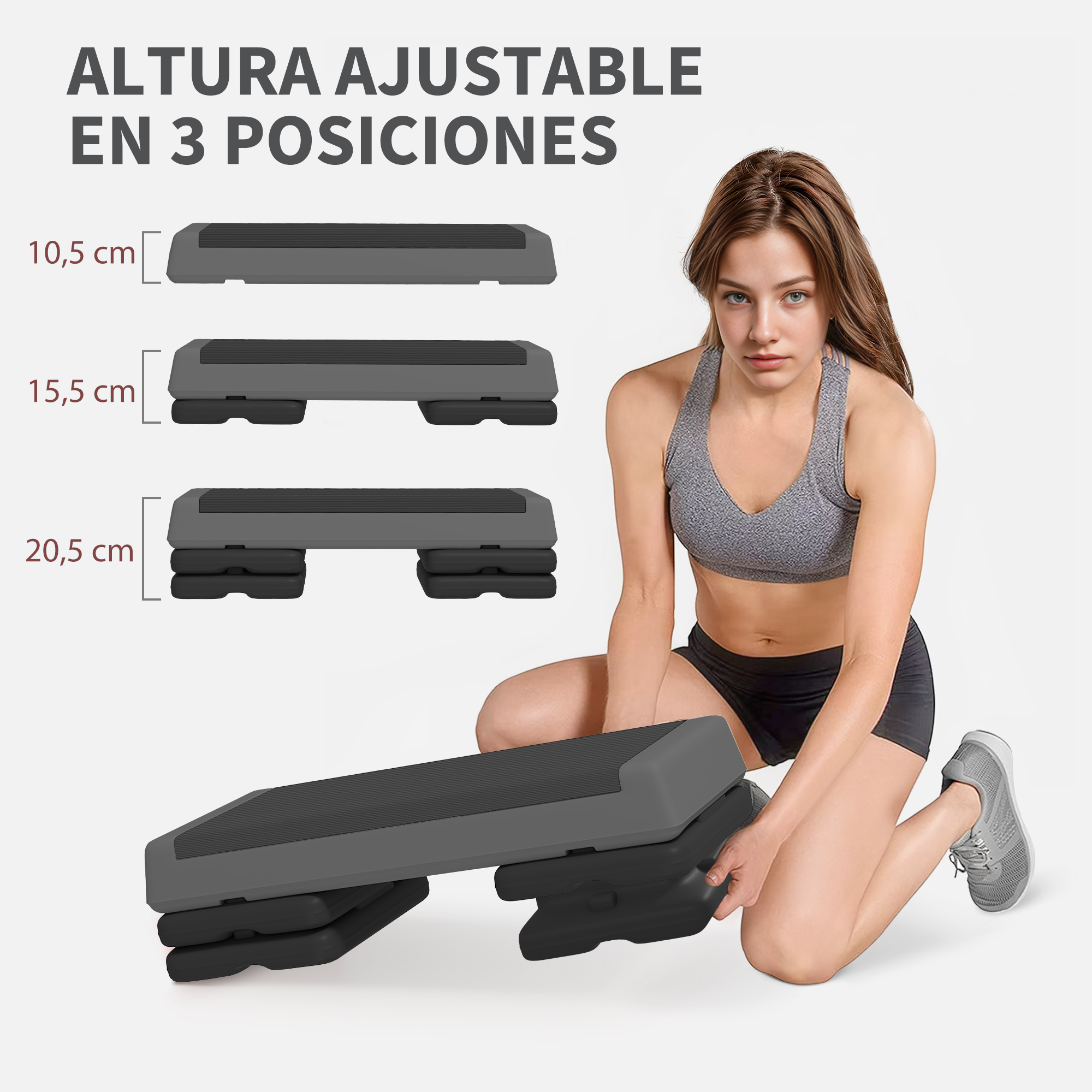 Una mujer se arrodilla junto a un step ajustable en tres alturas: 10,5 cm, 15,5 cm y 20,5 cm.