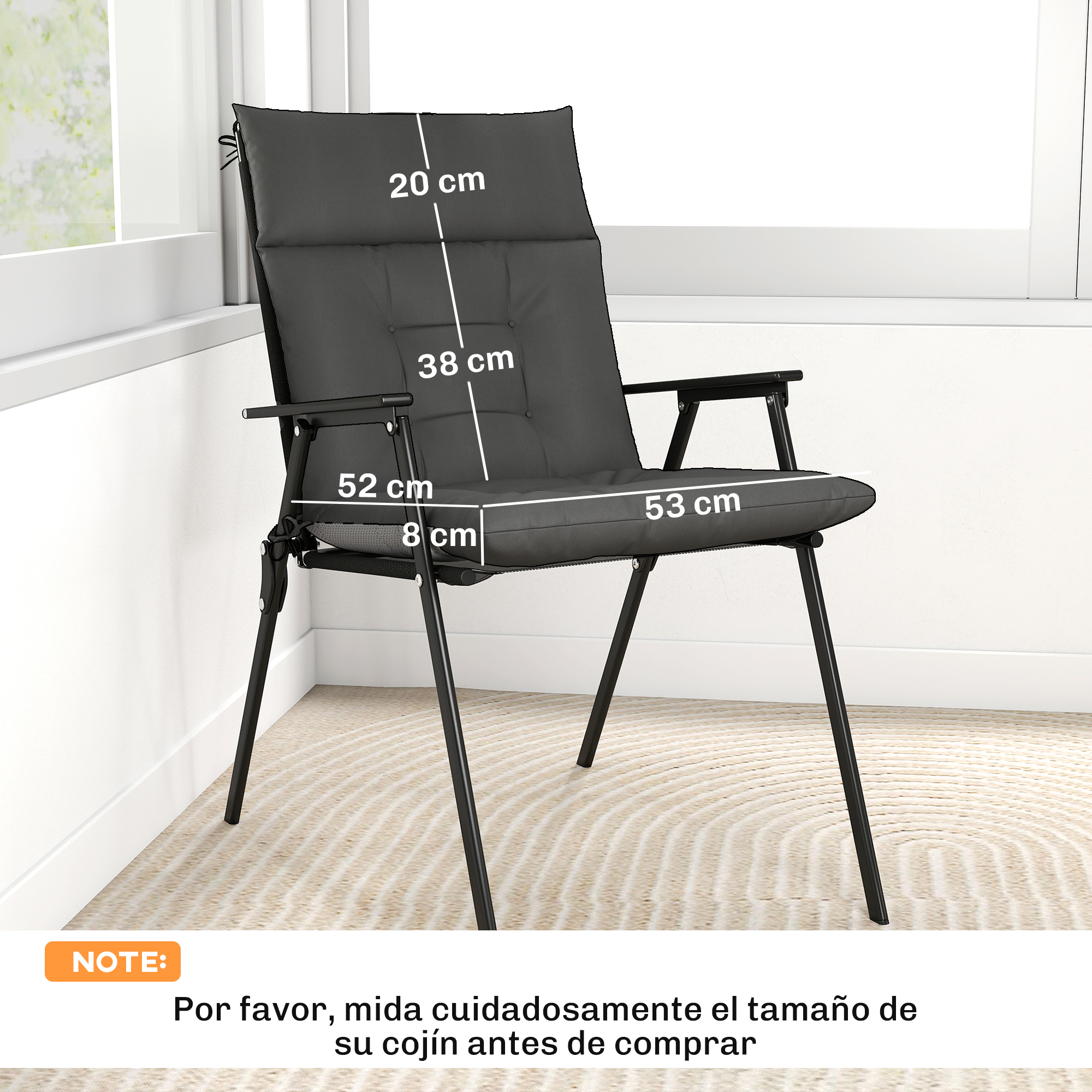 Silla gris con medidas, frente a una ventana con cortinas.