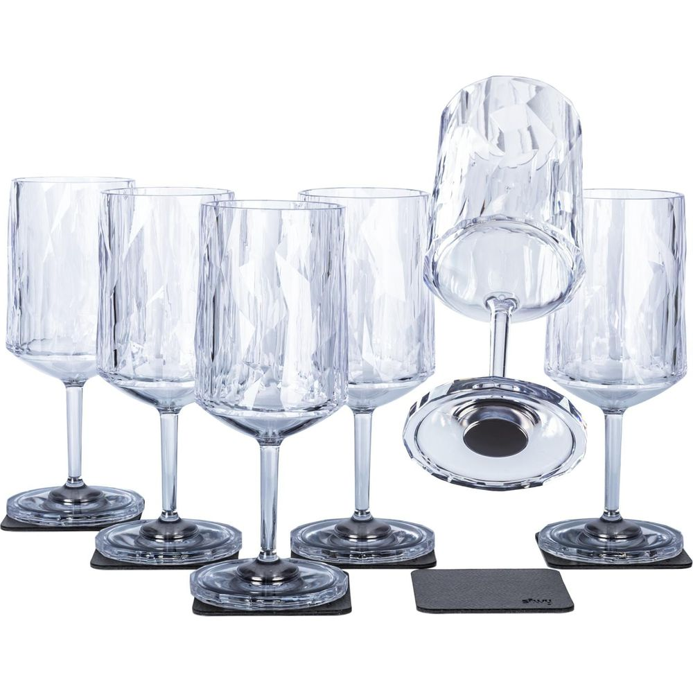 Six verres à vin transparents et facettés sur des sous-verres noirs.