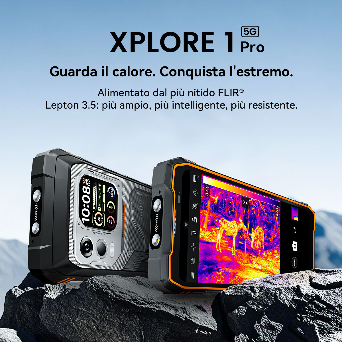 Due smartphone robusti su rocce. Uno mostra una vista termica di cervi.