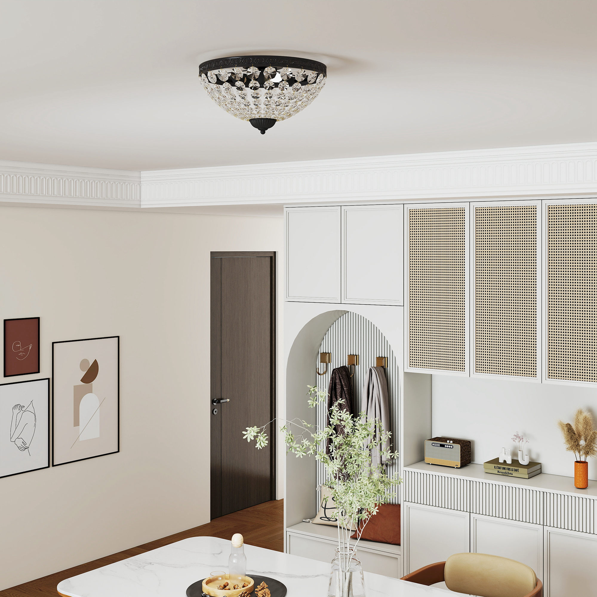 Un pasillo con perchero, arte de pared y lámpara de techo de cristal.